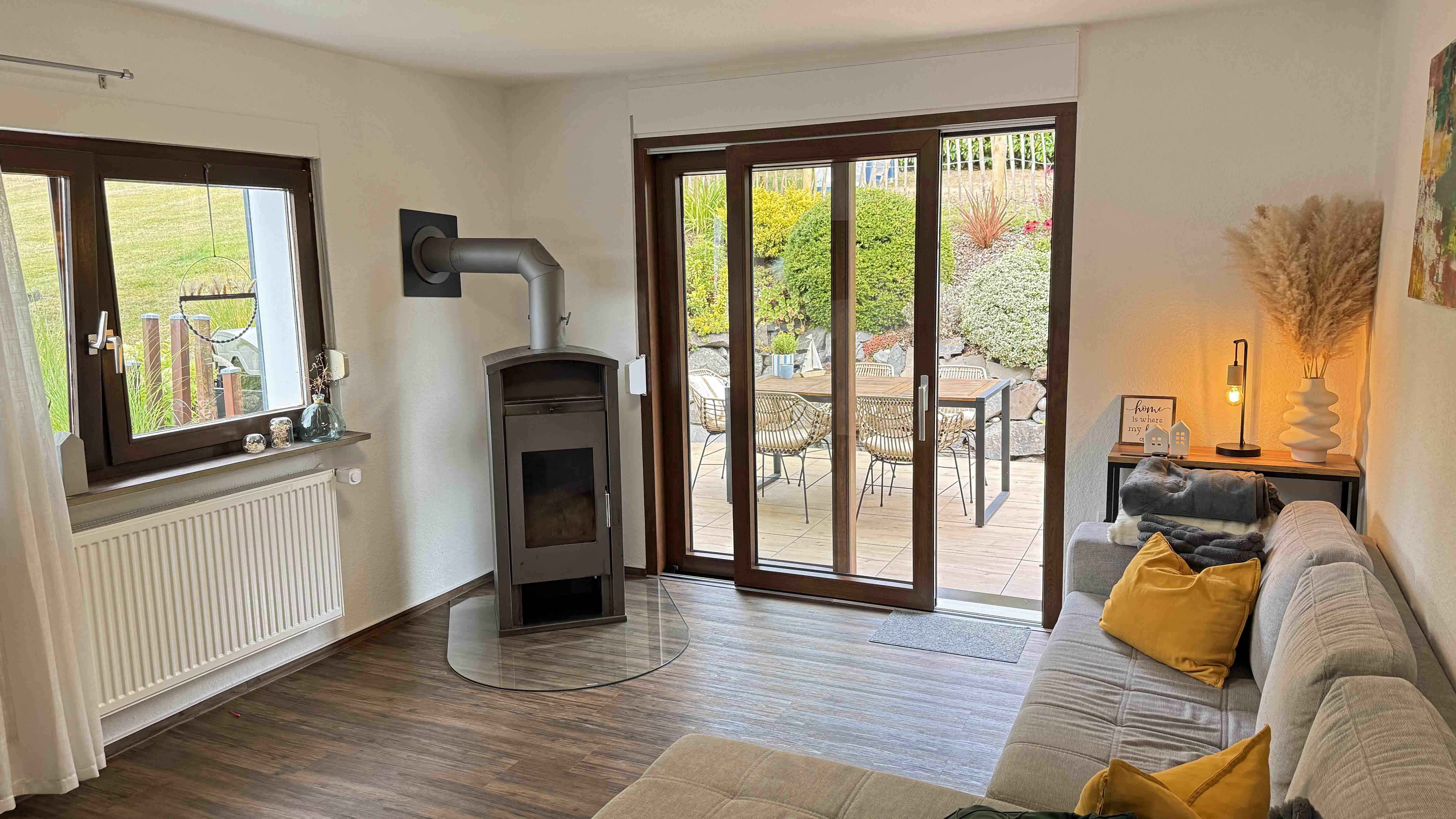 Morsbach: Gepflegtes, großes EFH mit ELW, ...Kaminofen und Schiebetür zur Terrasse