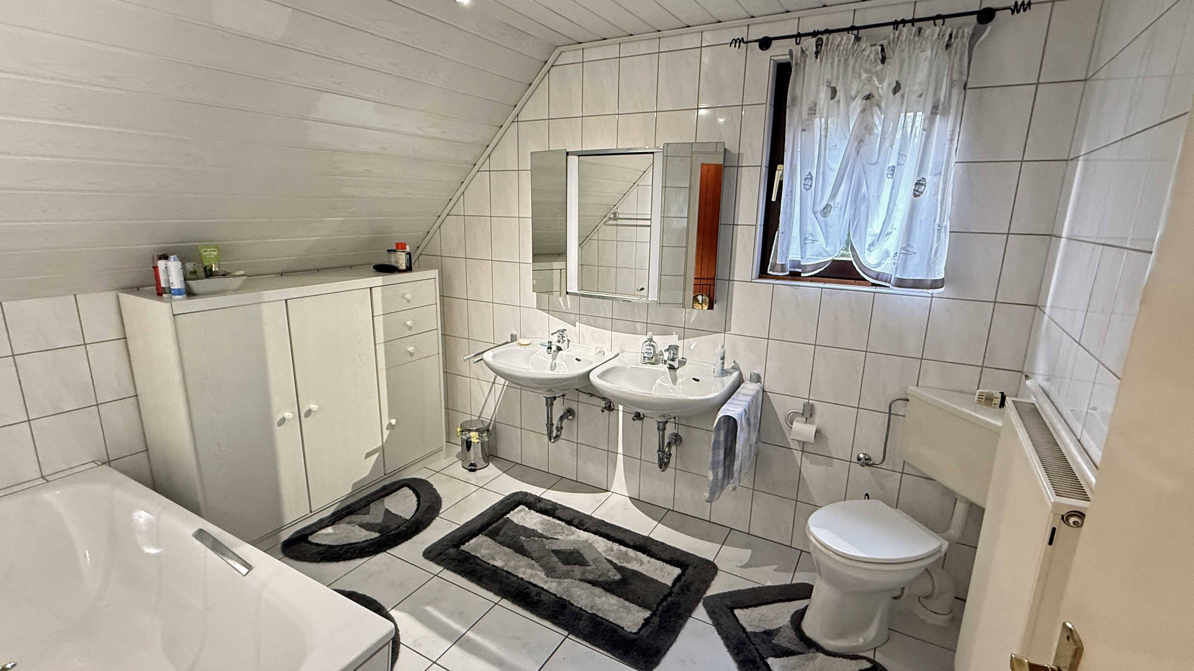 Morsbach: Baujahr 1939, aber modernisiert, barrierefrei, preiswert und gut, ...ein helles, freundliches Wannenbad im Dachgeschoss