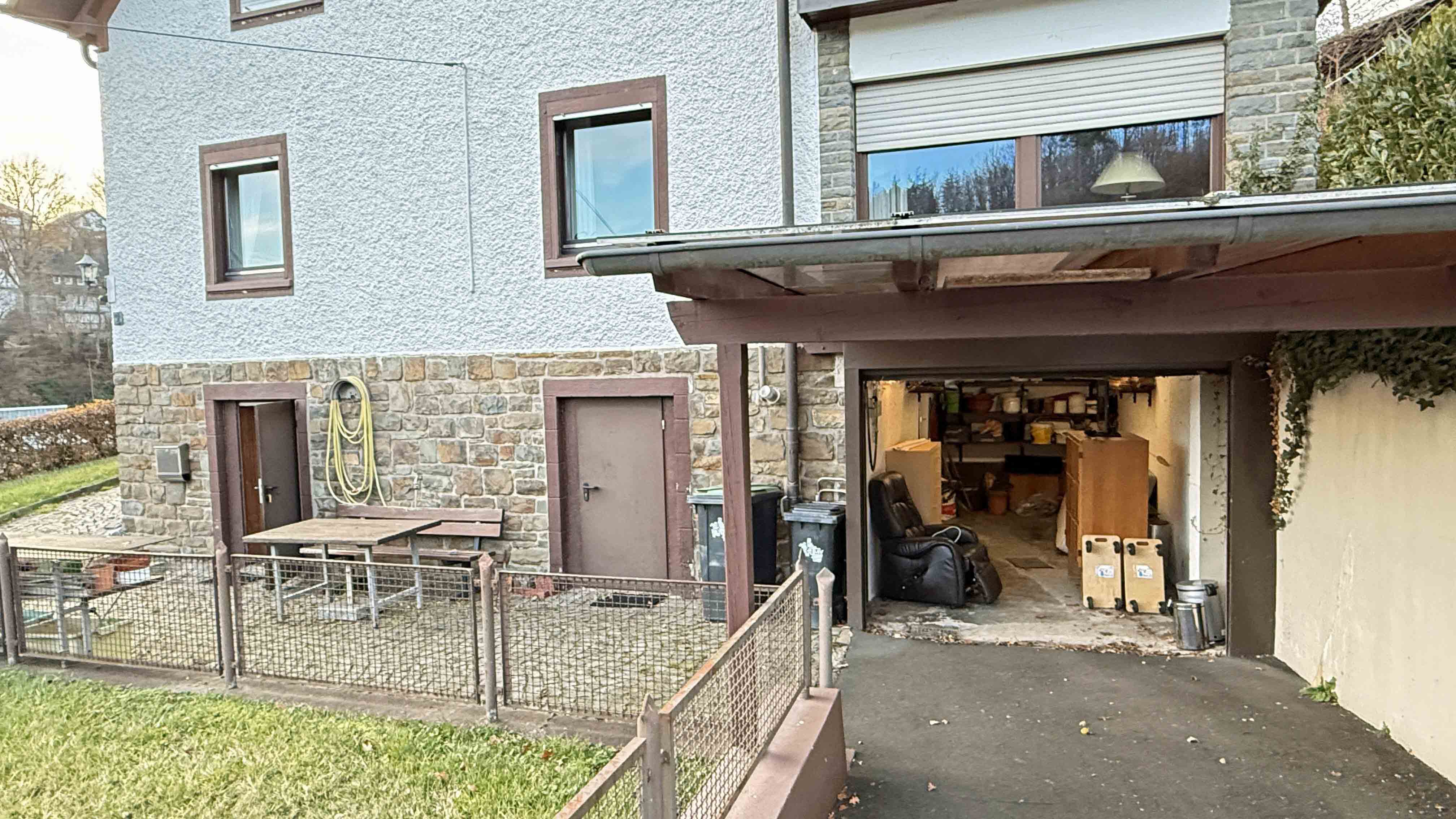 Morsbach: Baujahr 1939, aber modernisiert, barrierefrei, preiswert und gut, Garage, Carport und ebenerdig begehbarer Keller