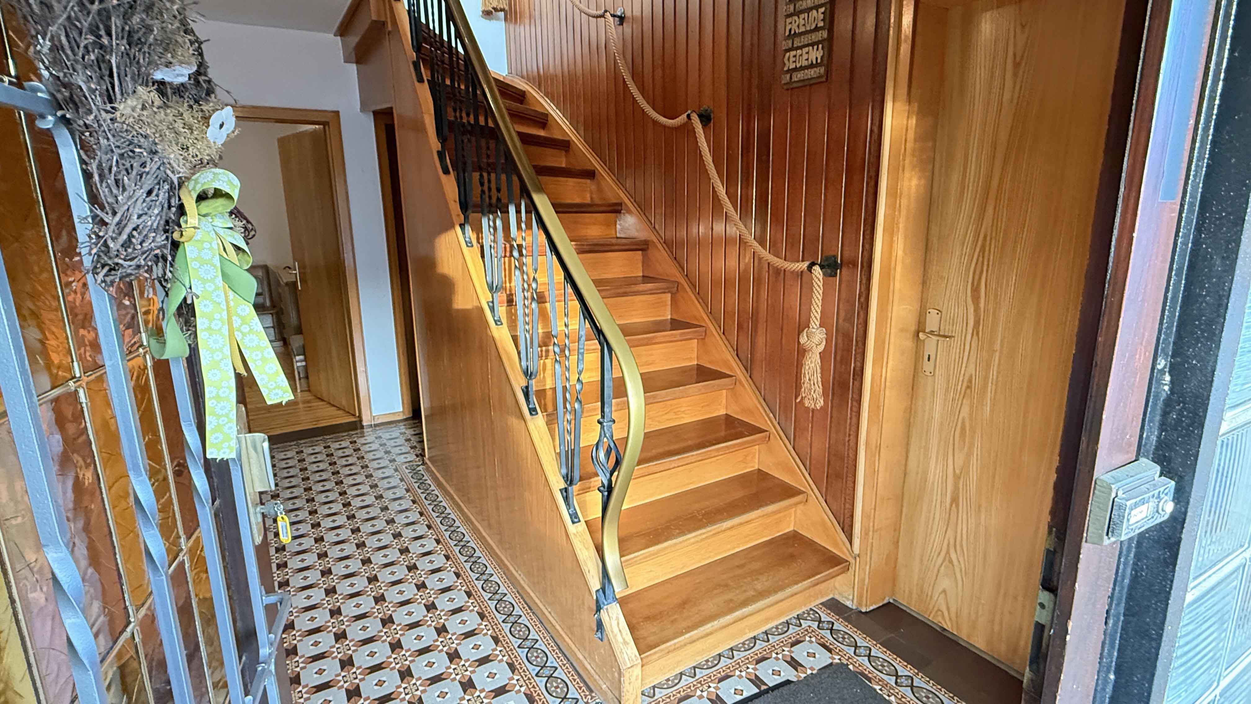 Morsbach: Baujahr 1939, aber modernisiert, barrierefrei, preiswert und gut, Blick in den Hauseingang mit altem Fliesenboden