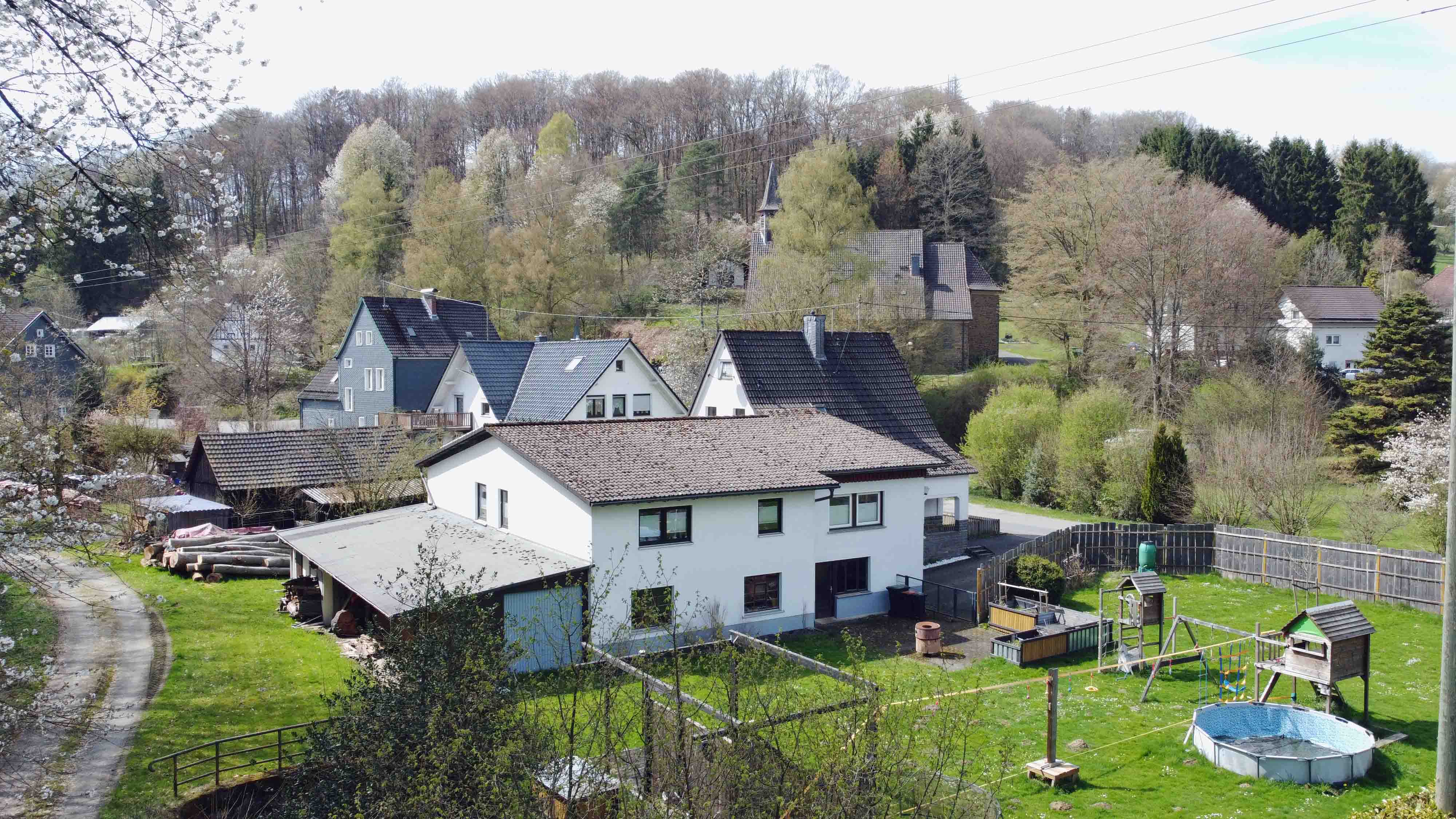 390 2-452 - Morsbach-Ellingen: Viel Platz und Natur / Familienparadies am Waldrand