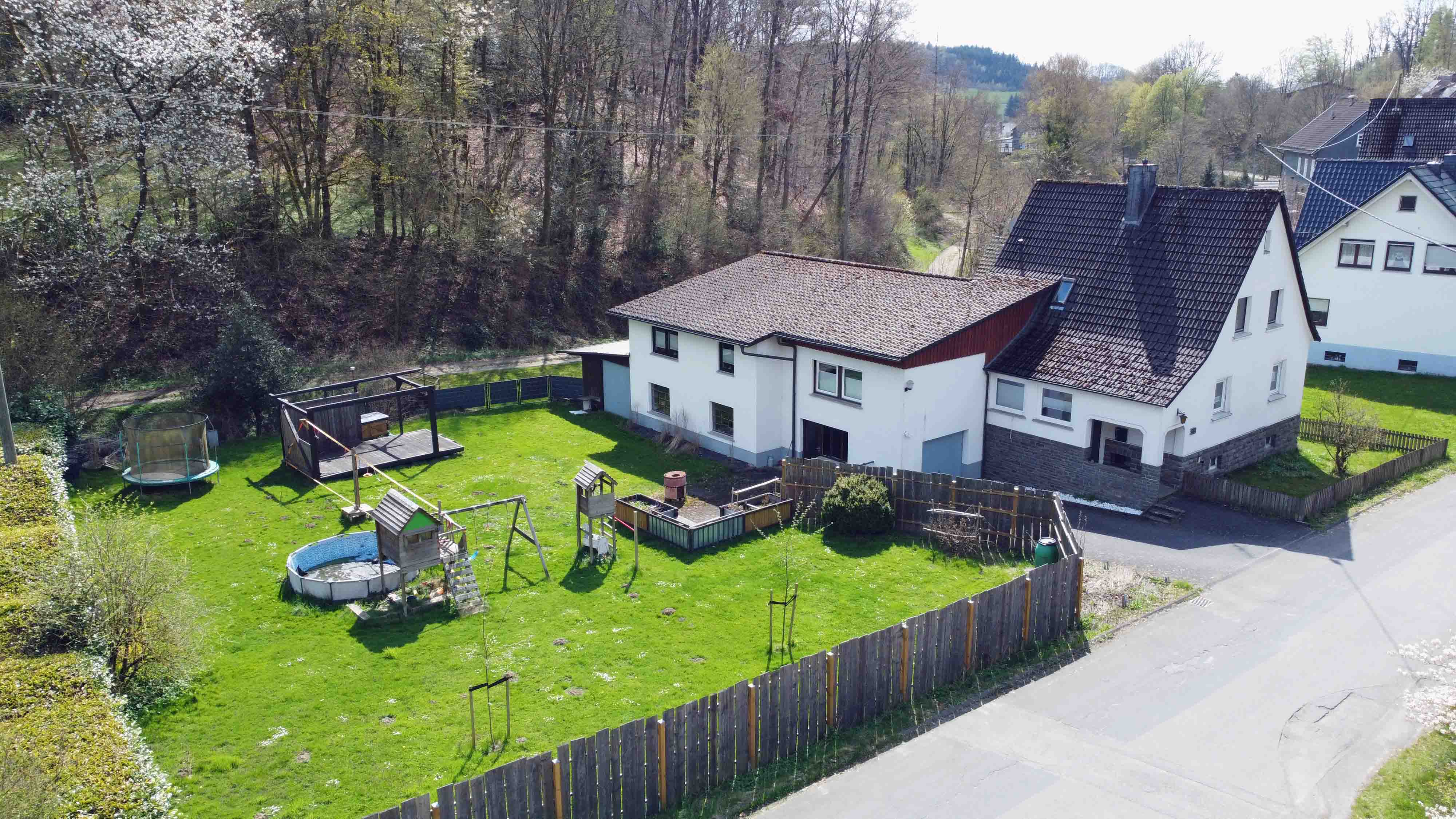 Morsbach-Ellingen: Viel Platz und Natur / Familienparadies am Waldrand, 2 Häuser   Nebengebäude   2 Grundstücke