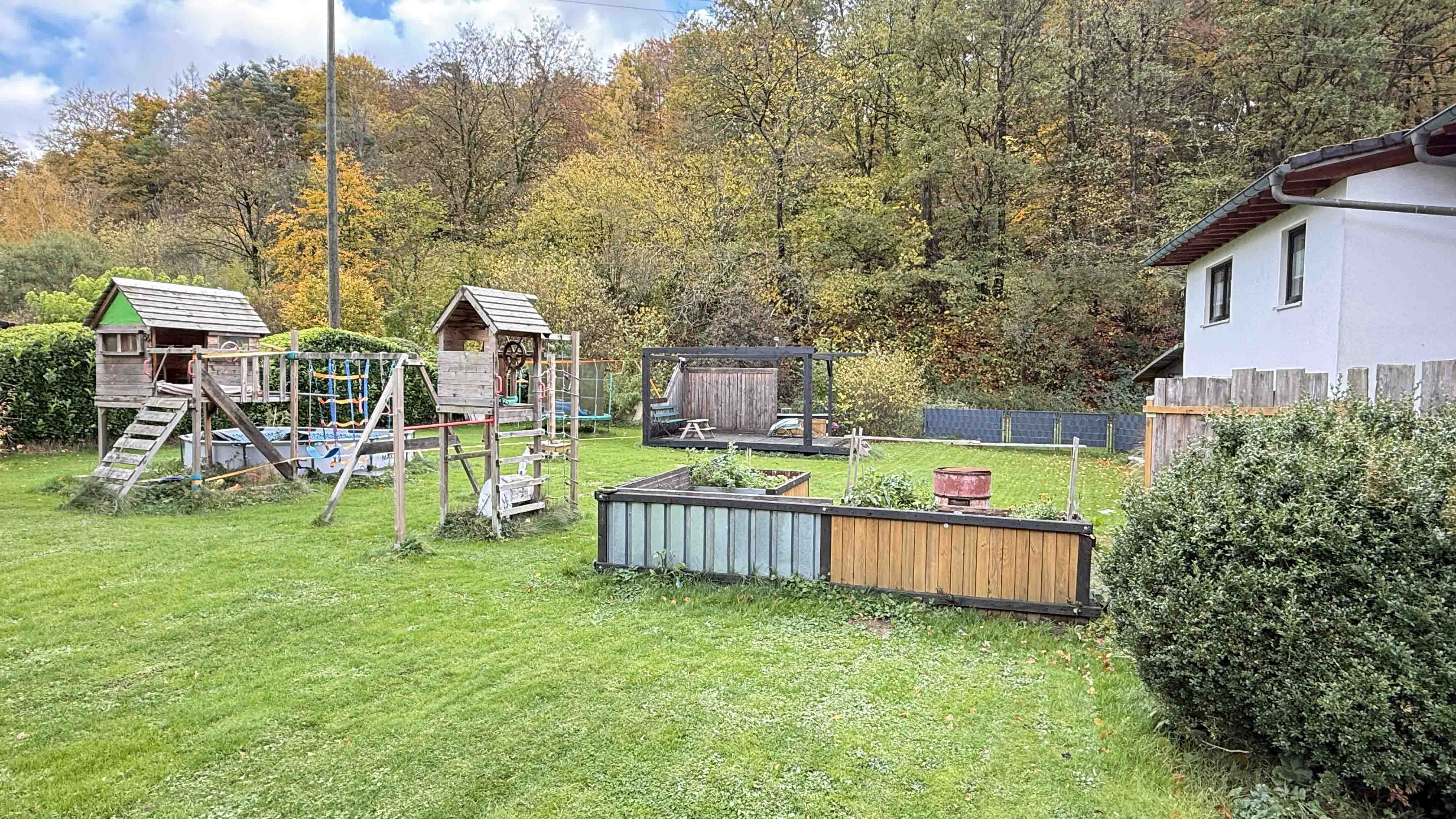 Morsbach-Ellingen: Viel Platz und ohne Renovierung beziehbar, Spielgeräte, Hochbeete, Holzterrasse im Kaufpreis enthalten!