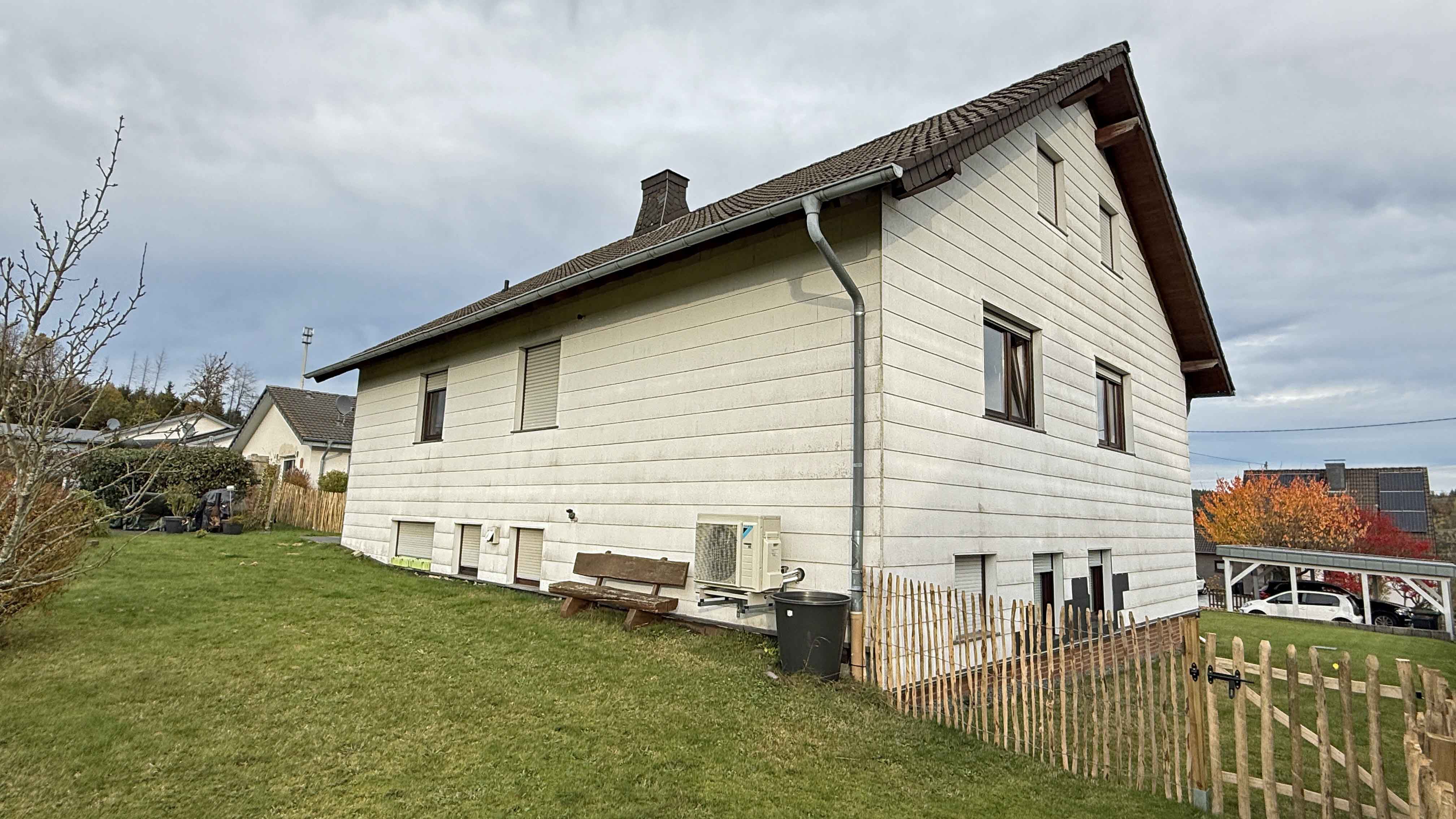 Morsbach-Seifen: EFH mit ELW in ruhiger Ortsrandlage, Hausrückseite mit Rasenfläche