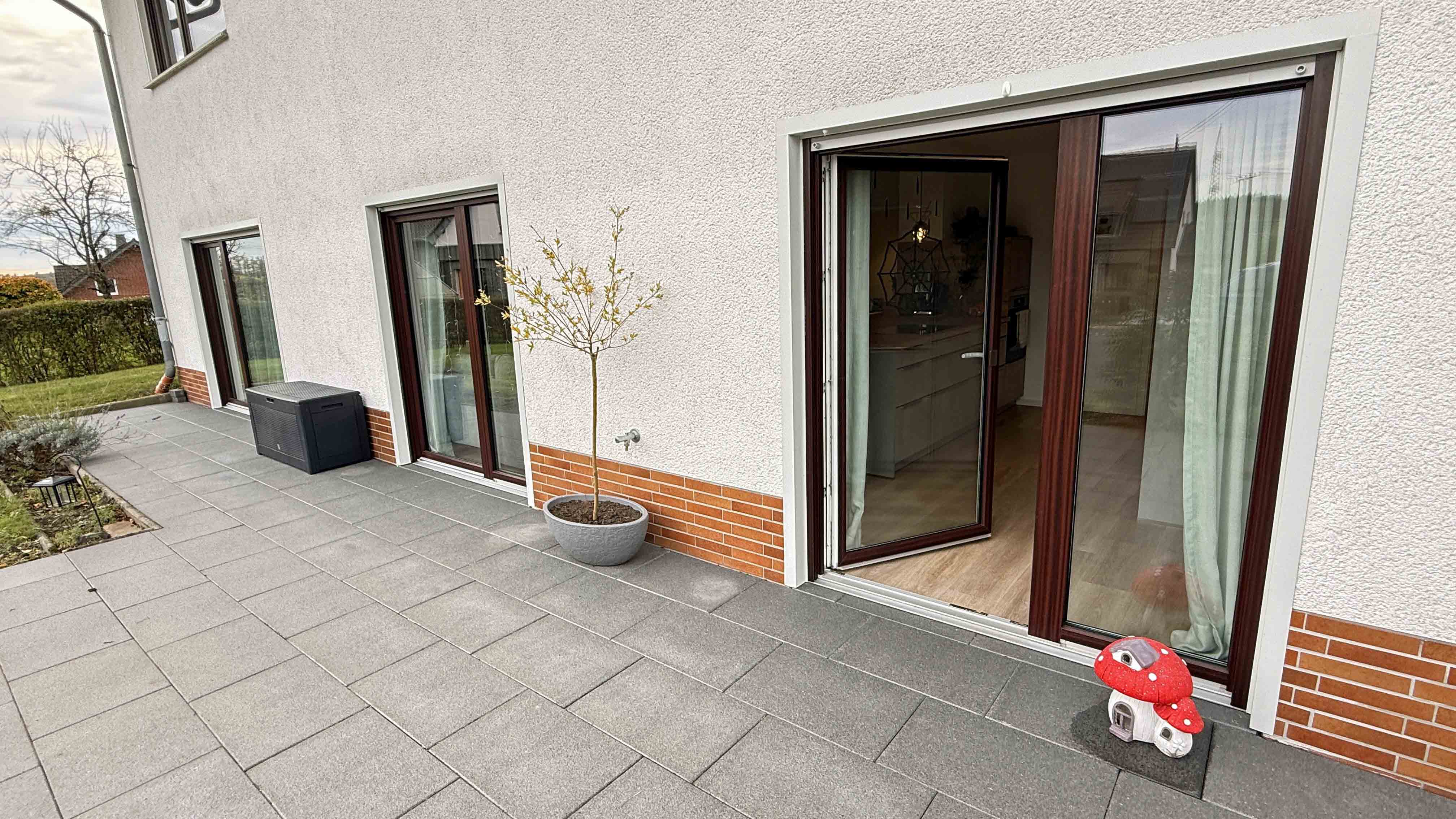 Morsbach-Seifen: EFH mit ELW in ruhiger Ortsrandlage, direkt aus der Küche begehbare Terrasse 