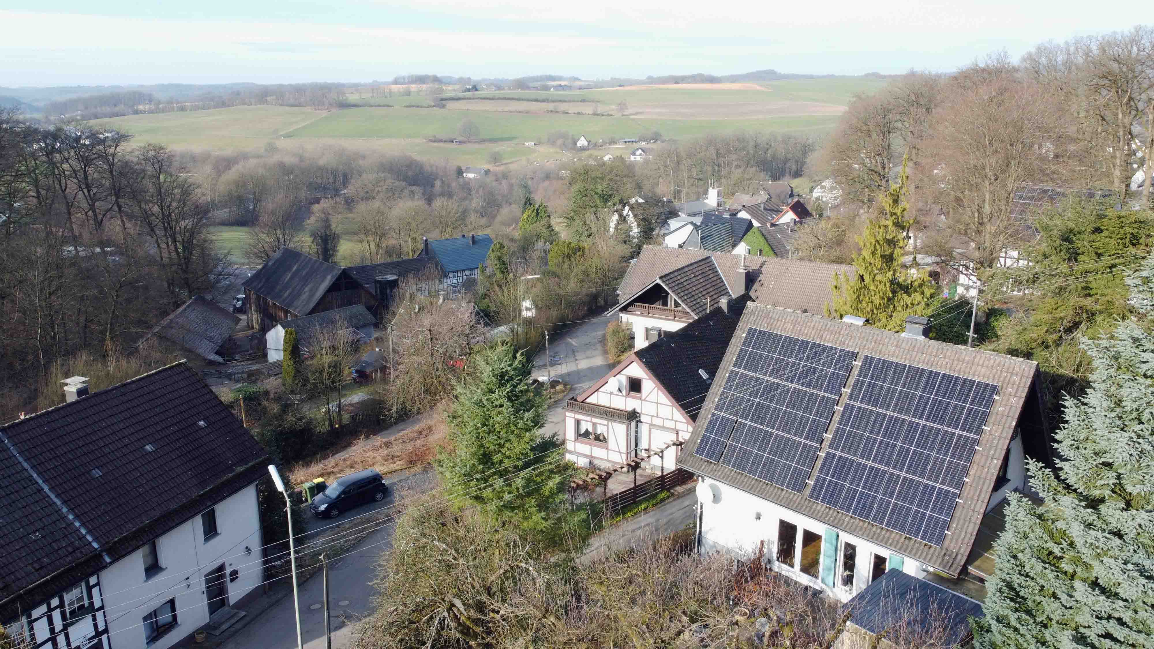 Reichshof-Nosbach: Wohlfühlhaus mit PV-Anlage, Stromspeicher und Wallbox, Höhenlage mit Fernblick. Große PV-Anlage, Bj. 2022
