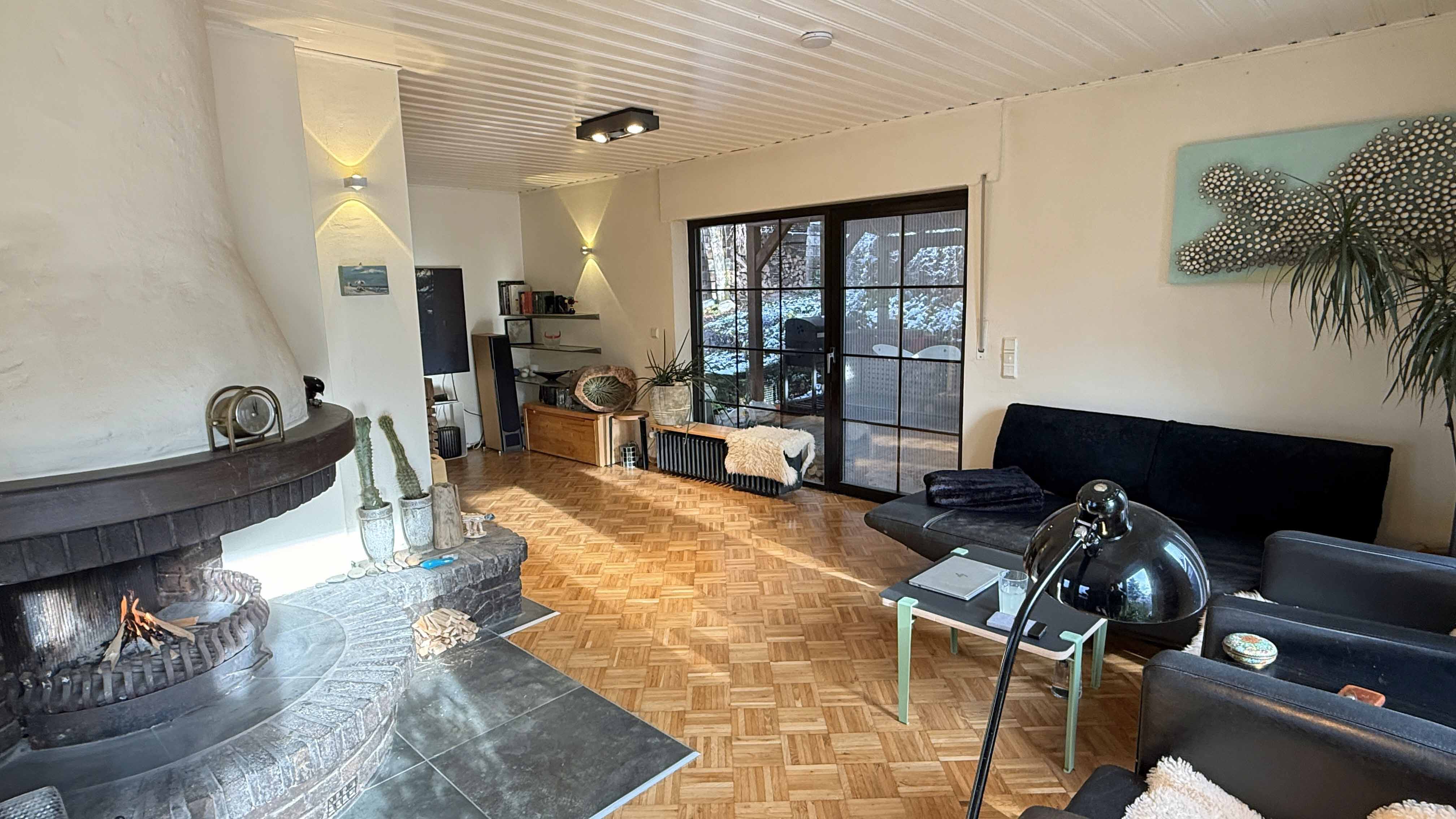 Reichshof-Nosbach: Wohlfühlhaus mit PV-Anlage, Stromspeicher und Wallbox, gemütliches Wohnzimmer mit offenem Kamin und... 