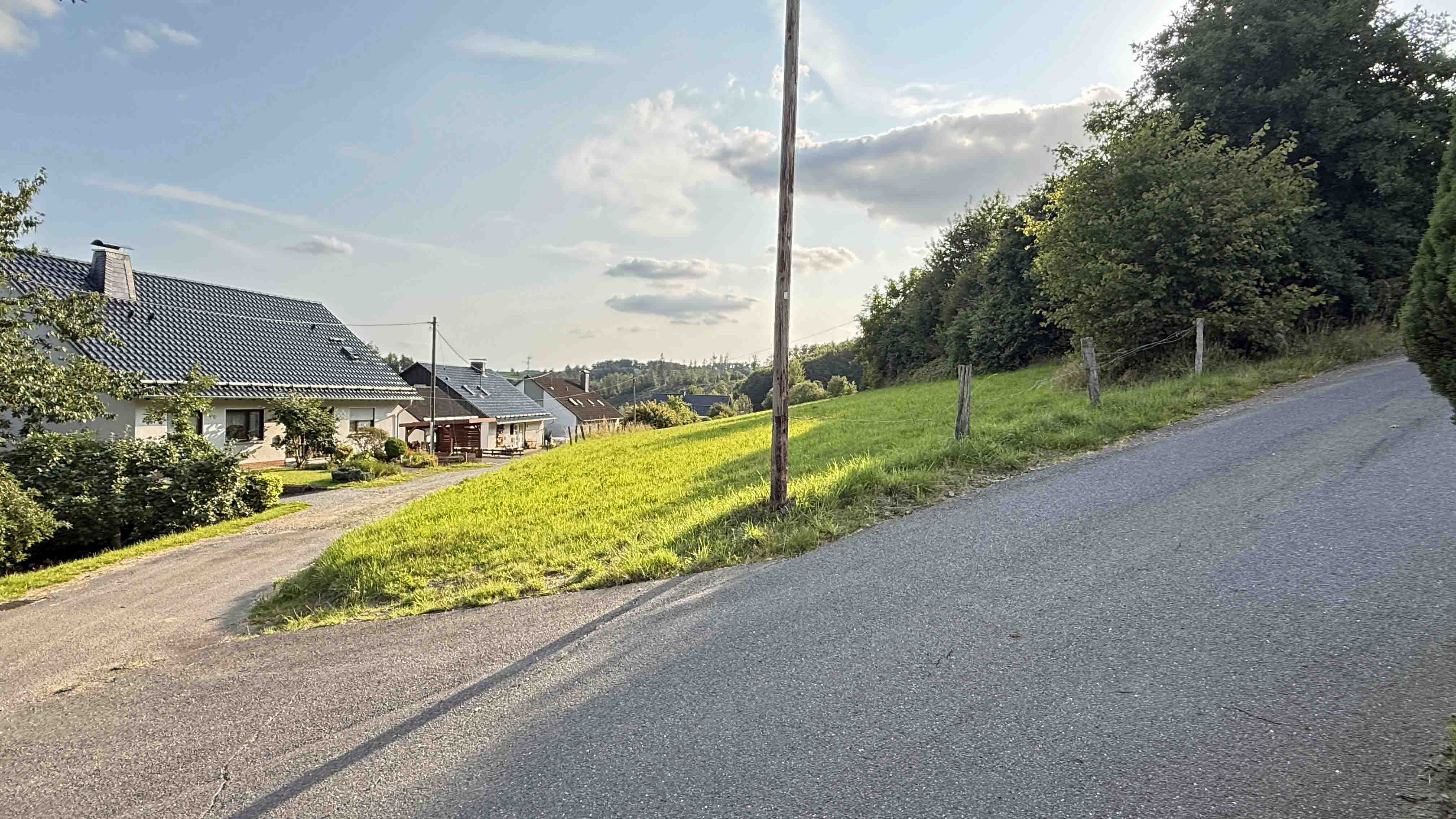 Morsbach-Ellingen: 4.817 m² Bauland in traumhafter Ortsrandlage, untere Grundstückszufahrt mit Kanalanschluss 