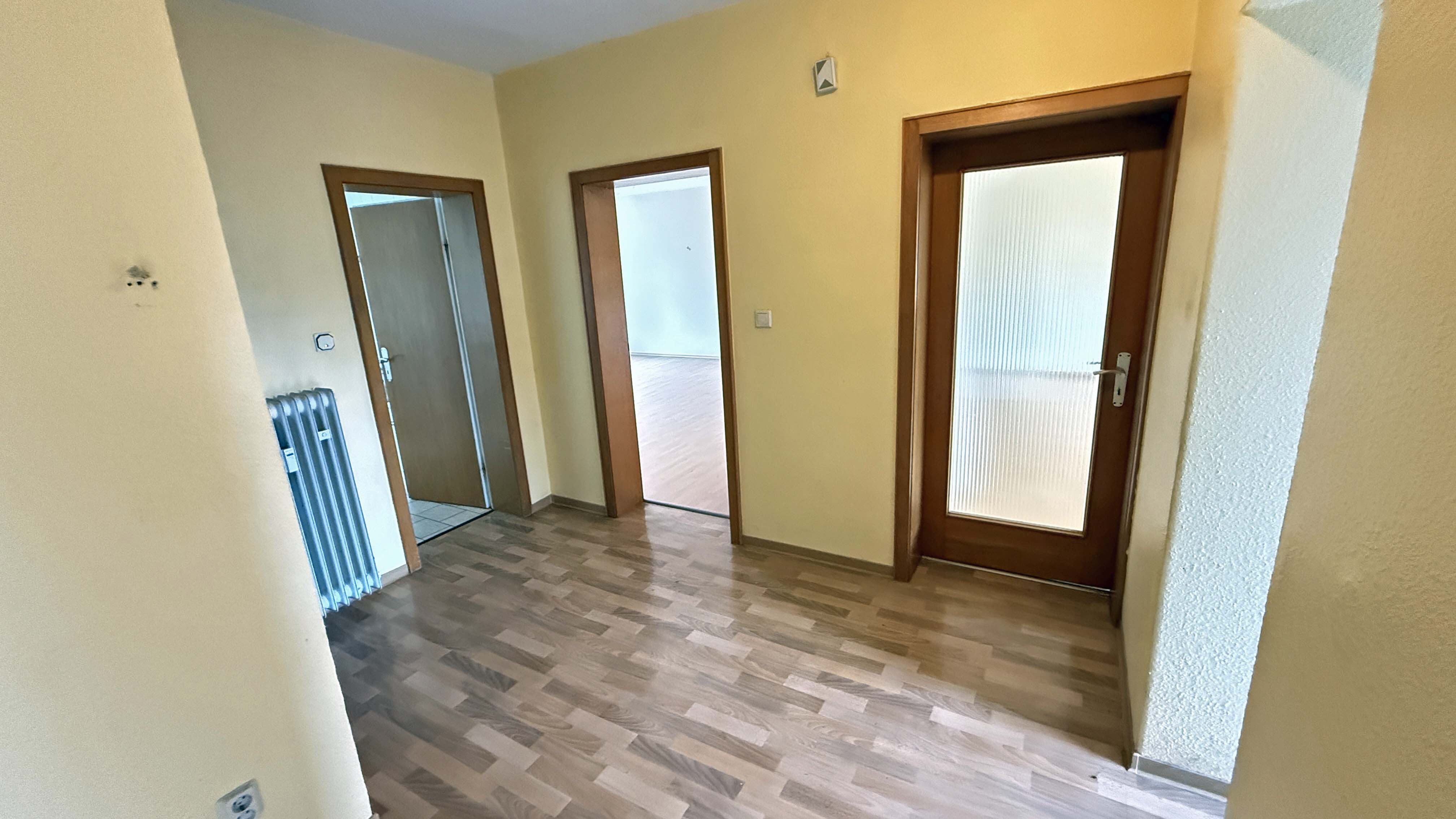 Wissen: Zweifamilienhaus im Dornröschenschlaf in bester Wohnlage, Wohnung EG ist unbewohnt; Wohnung DG ist vermietet