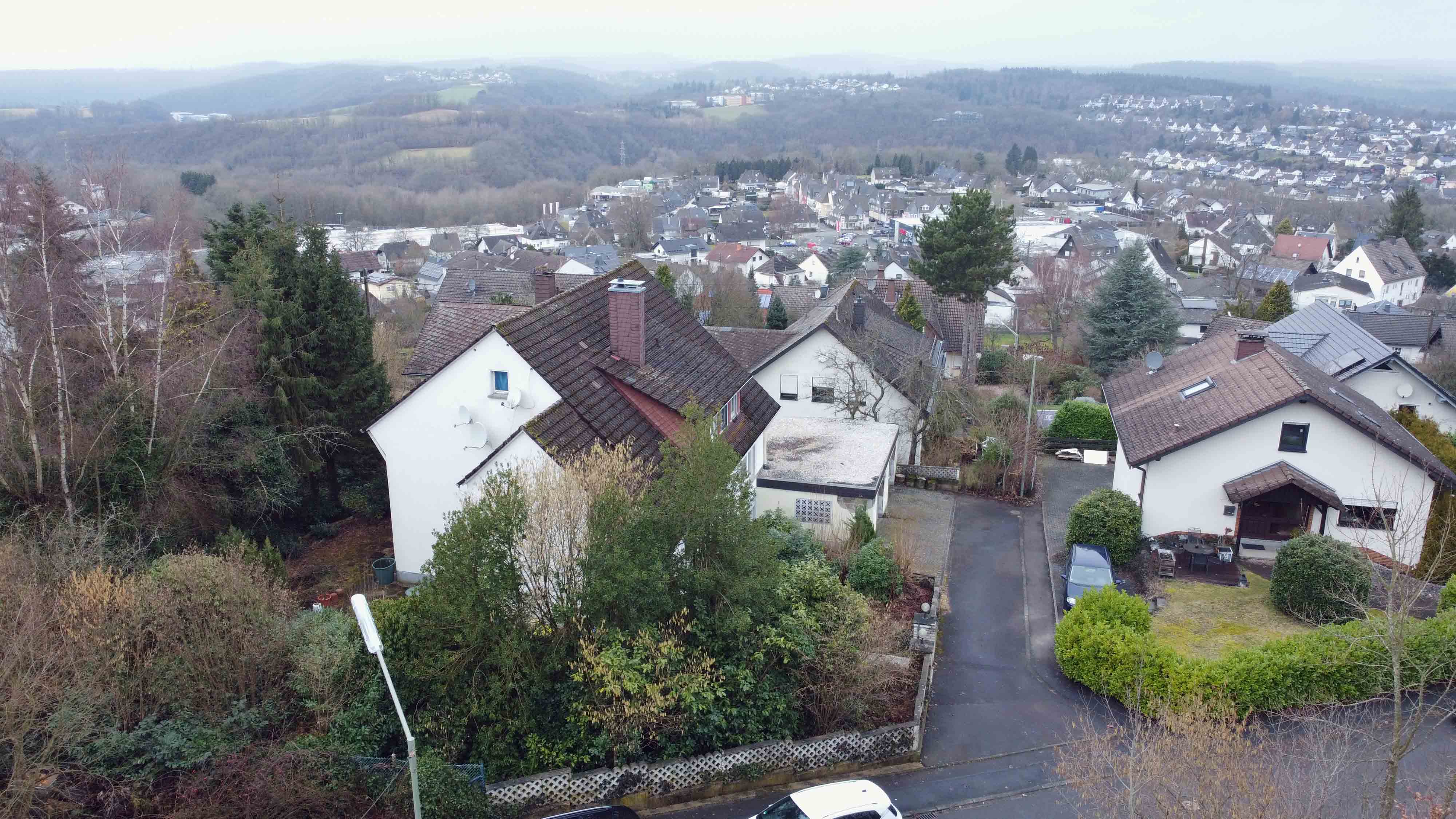 Wissen: Zweifamilienhaus im Dornröschenschlaf in bester Wohnlage, ruhige Wohnlage, aber ganz nah am Einkaufszentrum