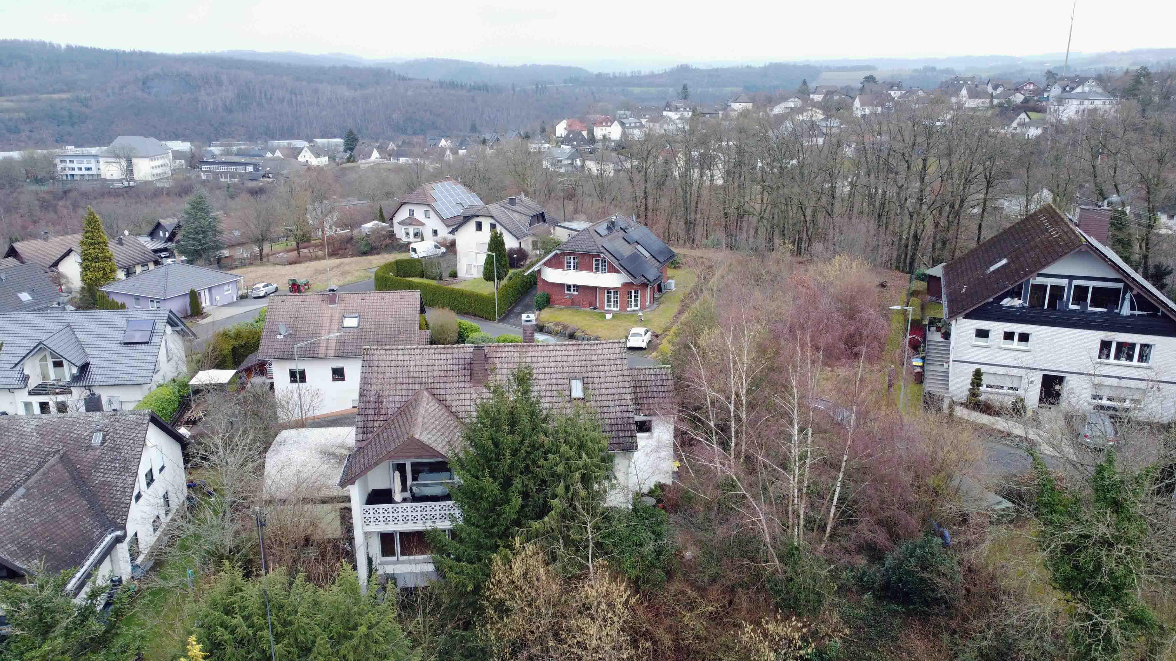 Wissen: Zweifamilienhaus im Dornröschenschlaf in bester Wohnlage, Hausrückseite aus der Vogelperspektive