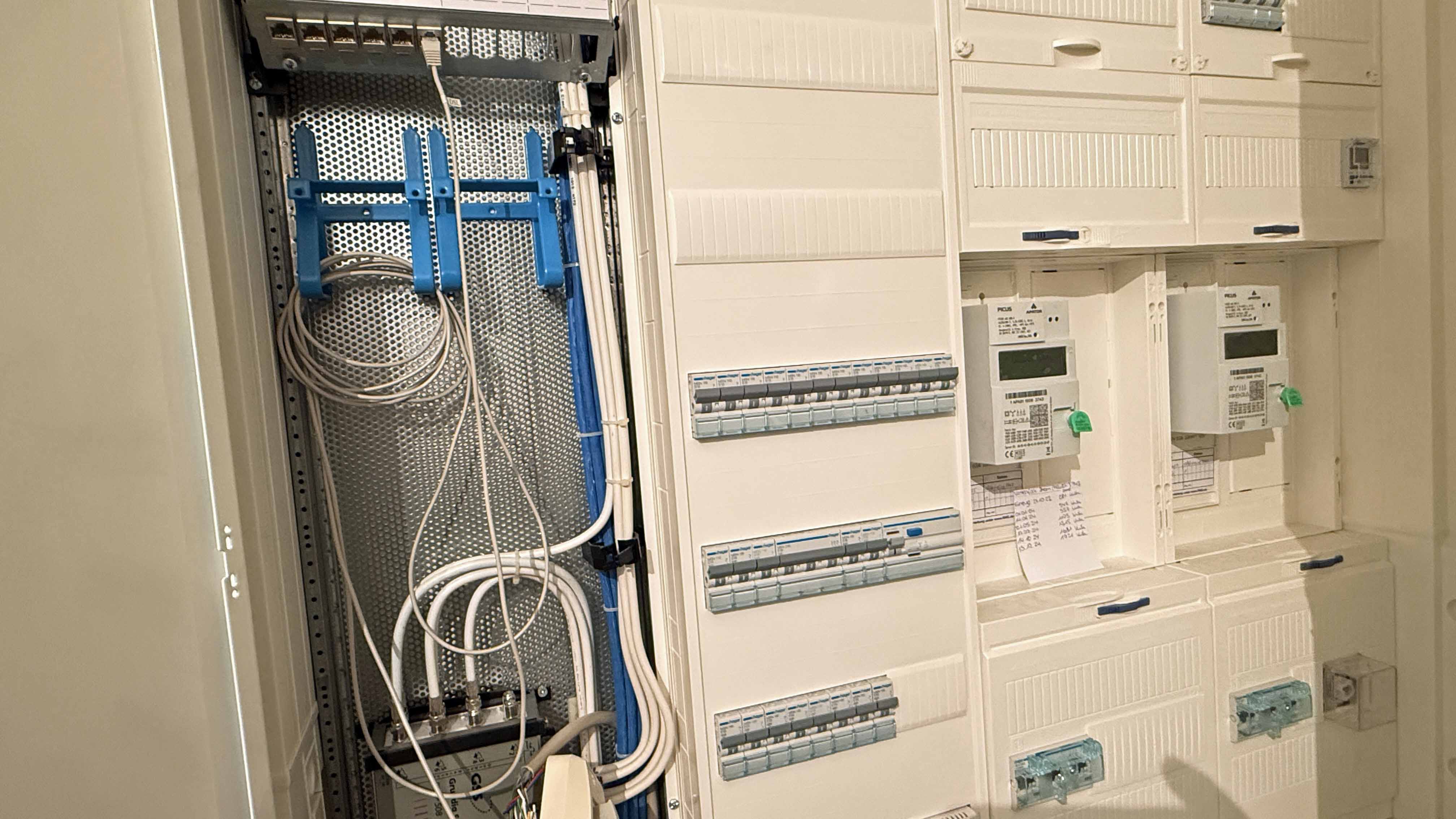 Morsbach-Seifen: Kleiner, moderner Bungalow in ruhiger Ortsrandlage, modernste Haustechnik inkl. schnelles Internet