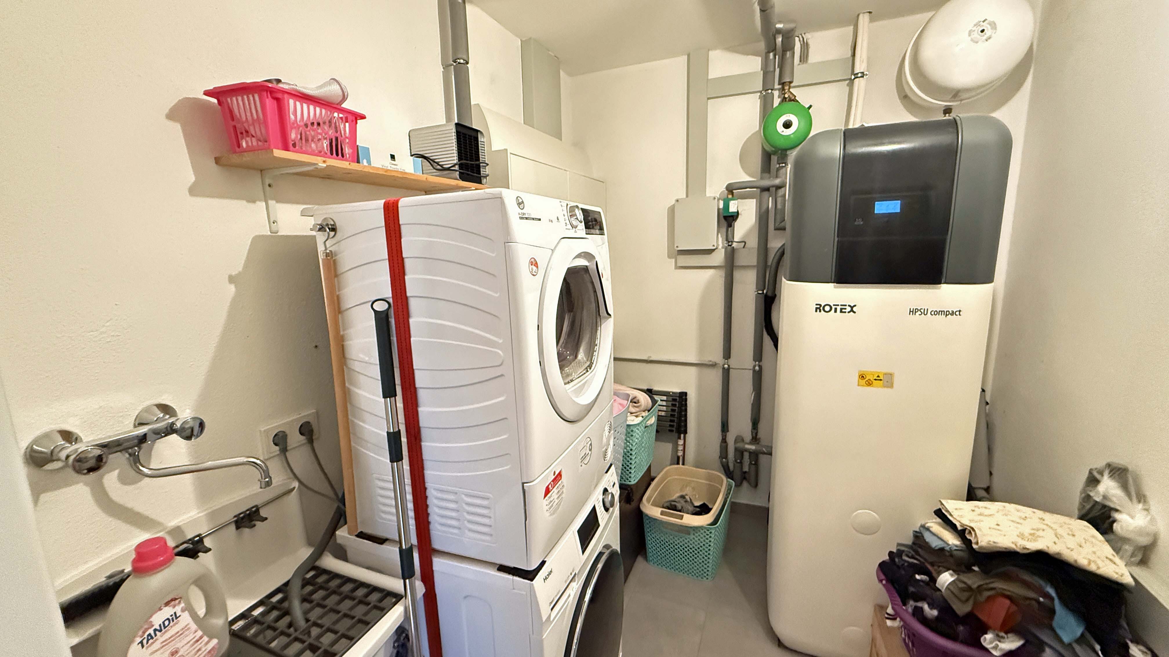 Morsbach-Seifen: Kleiner, moderner Bungalow in ruhiger Ortsrandlage, Wärmepumpe im HSW-/ Abstellraum 