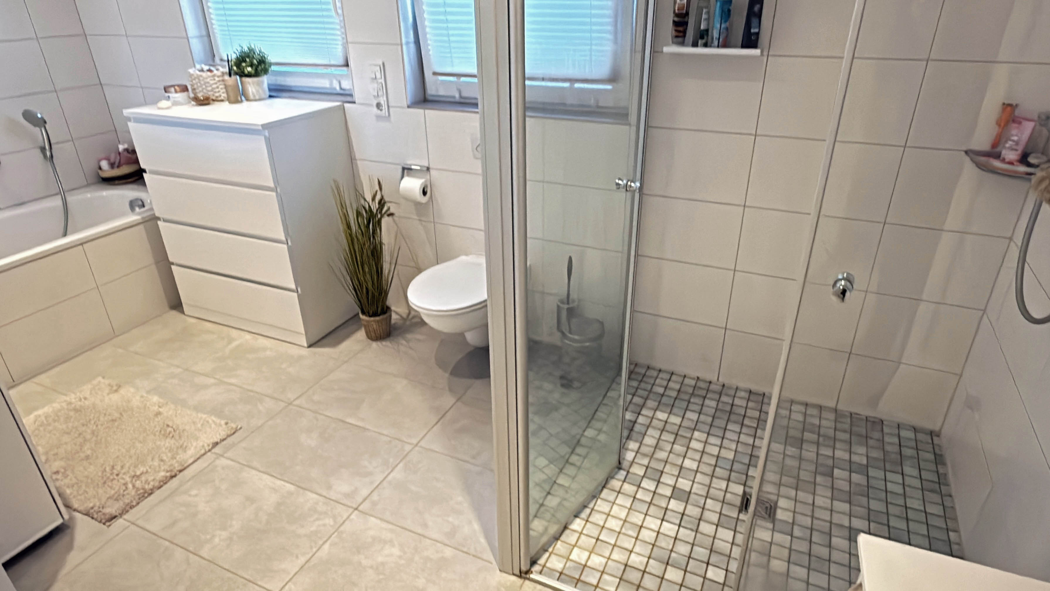 Morsbach-Seifen: Kleiner, moderner Bungalow in ruhiger Ortsrandlage, ...bodengleicher großer Dusche