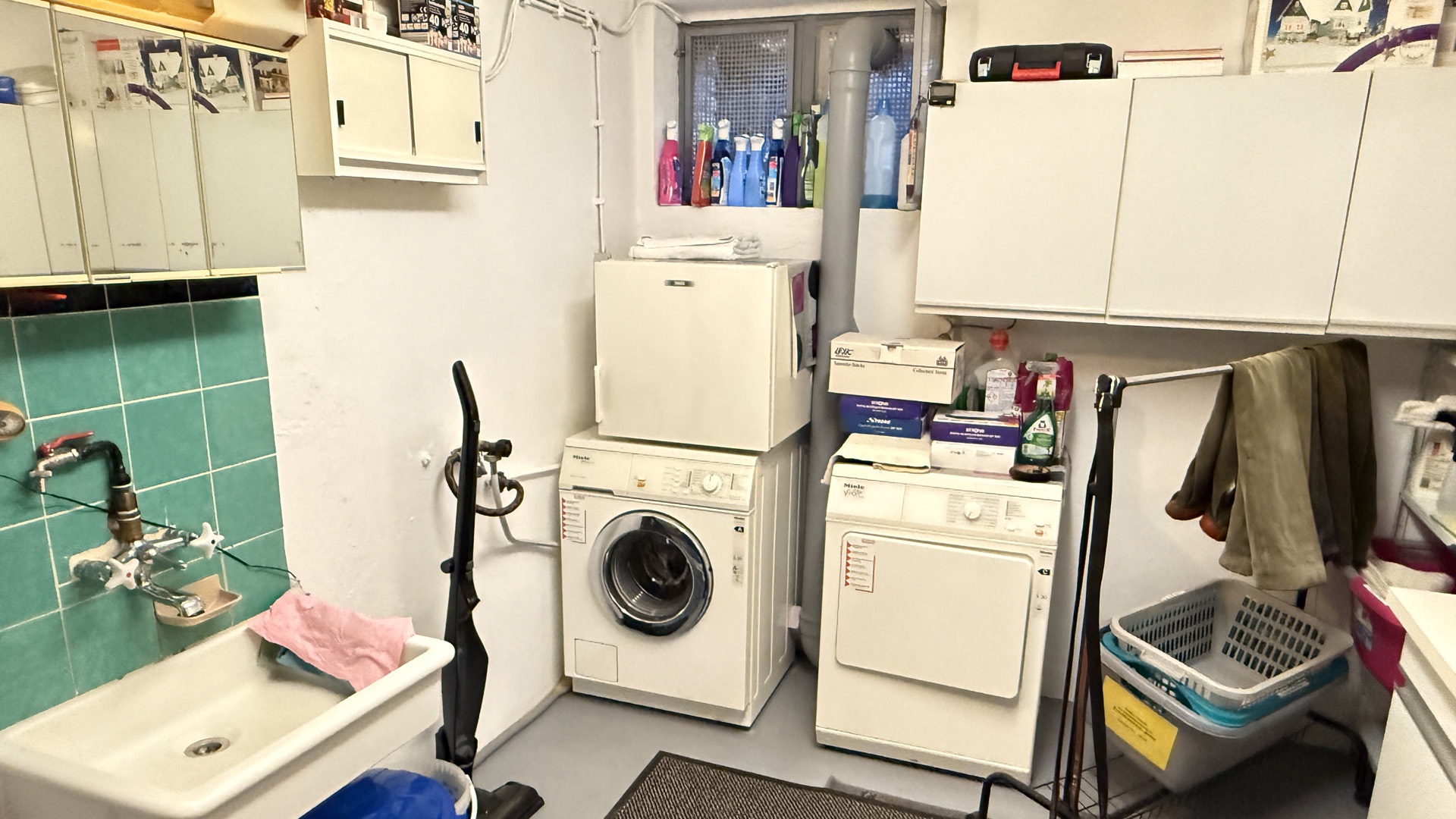 Reichshof-Buchen: Mit Wohnmobil-Carport und hundegerecht eingezäuntem Grundstück, Wichtig: Nutzfläche im Keller