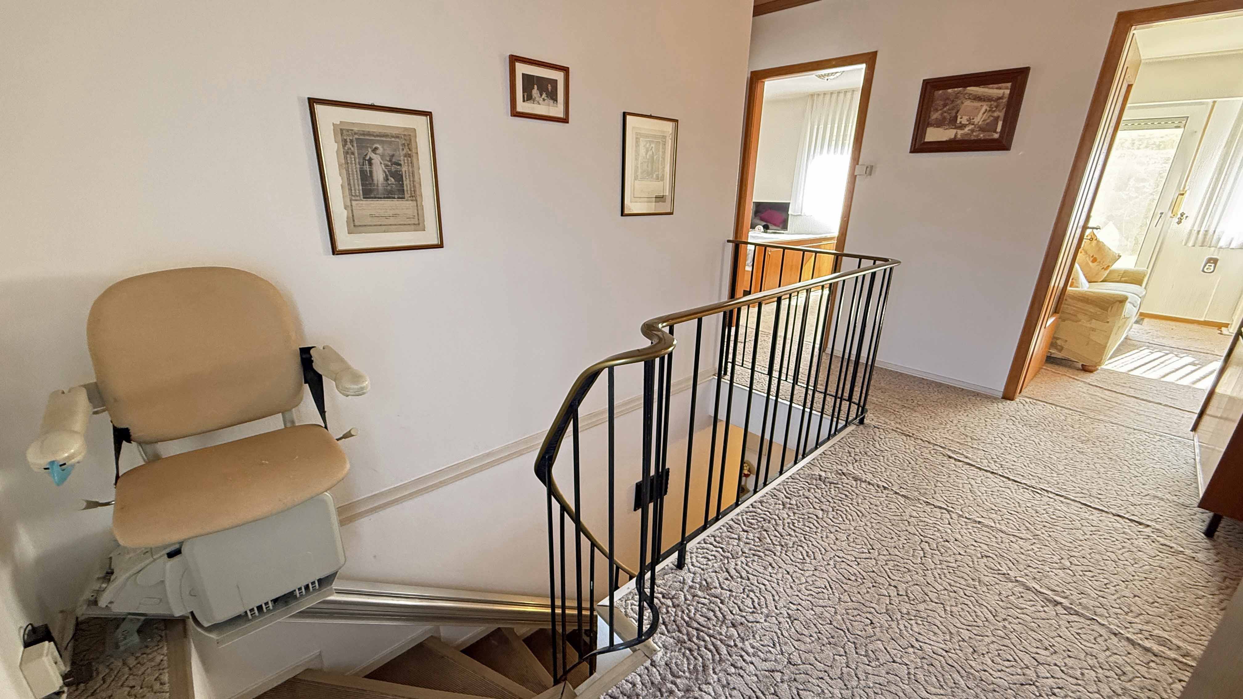 Reichshof-Buchen: Mit Wohnmobil-Carport und hundegerecht eingezäuntem Grundstück, Sessellift an der Treppe zum OG