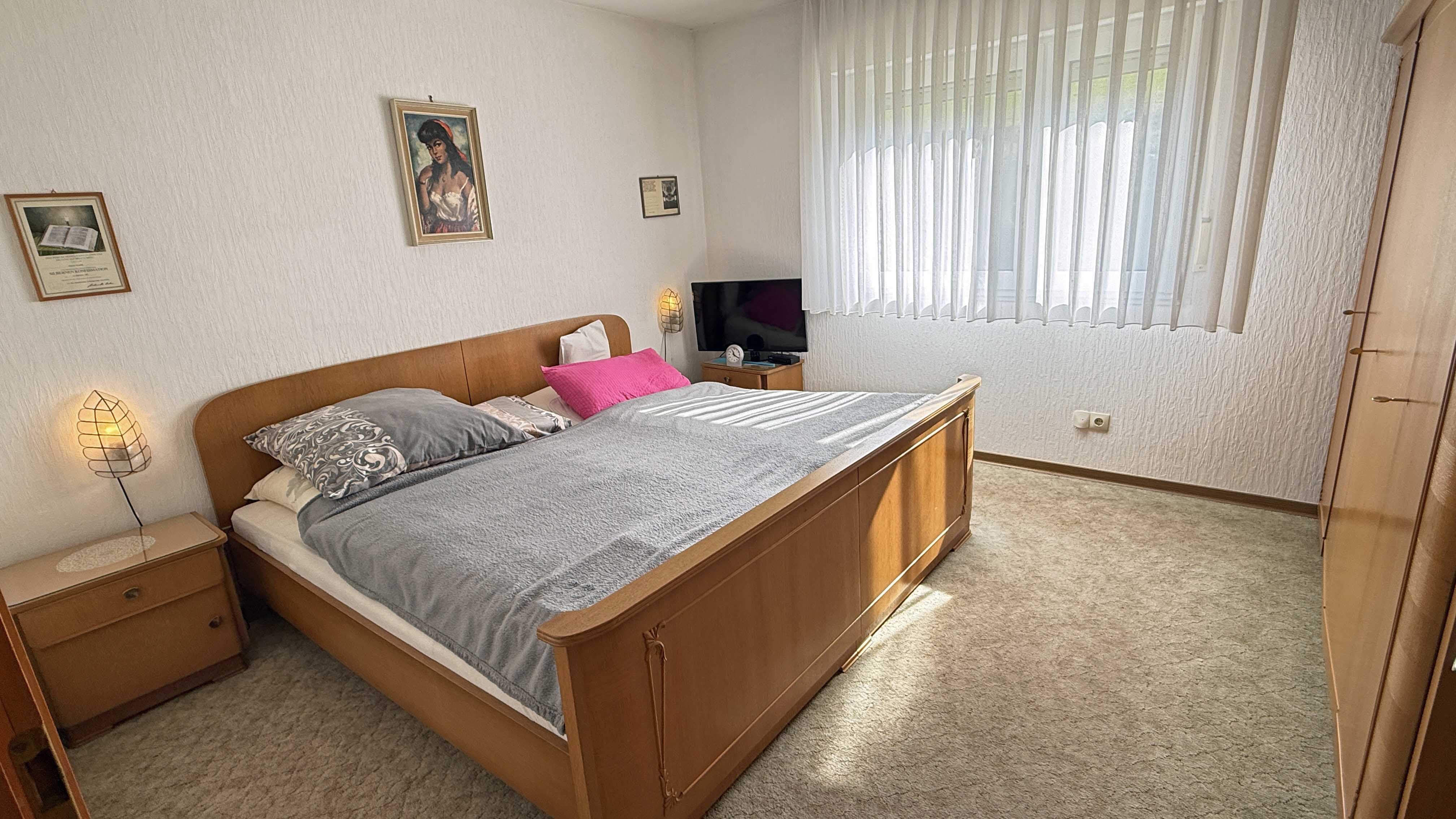 Reichshof-Buchen: Mit Wohnmobil-Carport und hundegerecht eingezäuntem Grundstück, Schlafzimmer: 13,5 m²