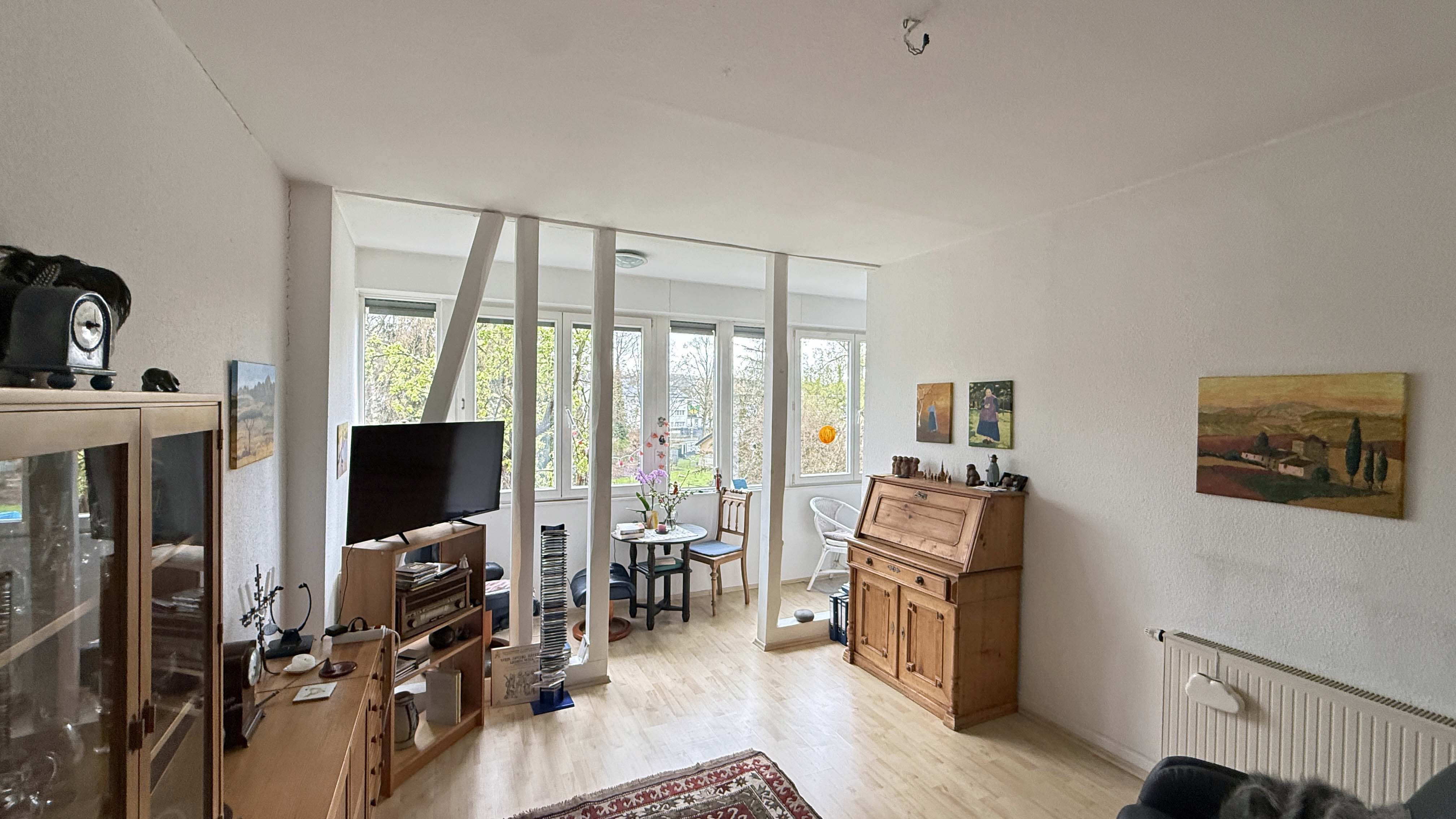 Waldbröl: Stilvolles 3-Familienhaus mit Bauland daneben, Wintergartenähliche Verglasung im Wohnzimmer und...