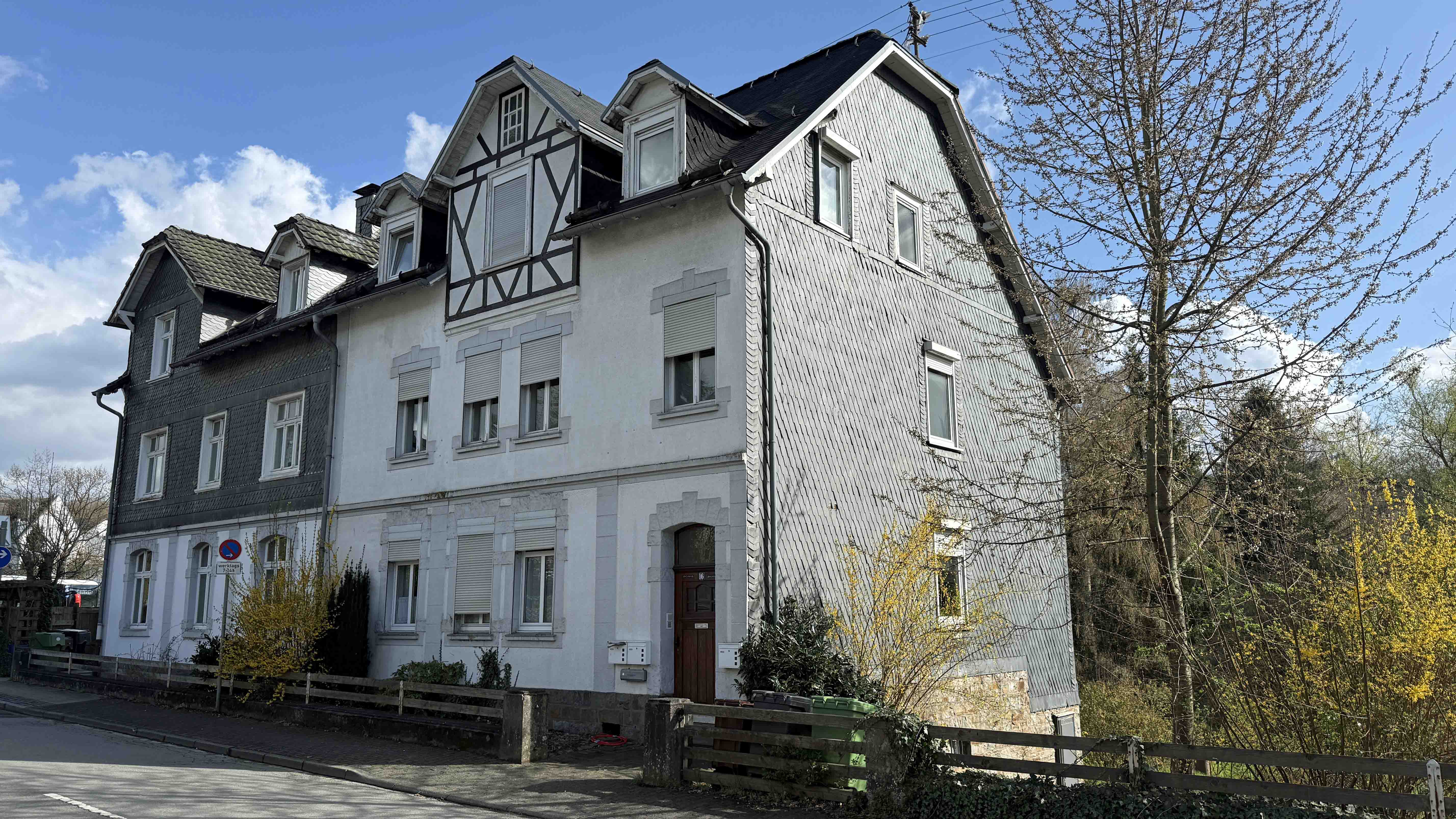 Waldbröl: Stilvolles 3-Familienhaus mit Bauland daneben, Die Wetterseite ist pflegeleicht verschiefert