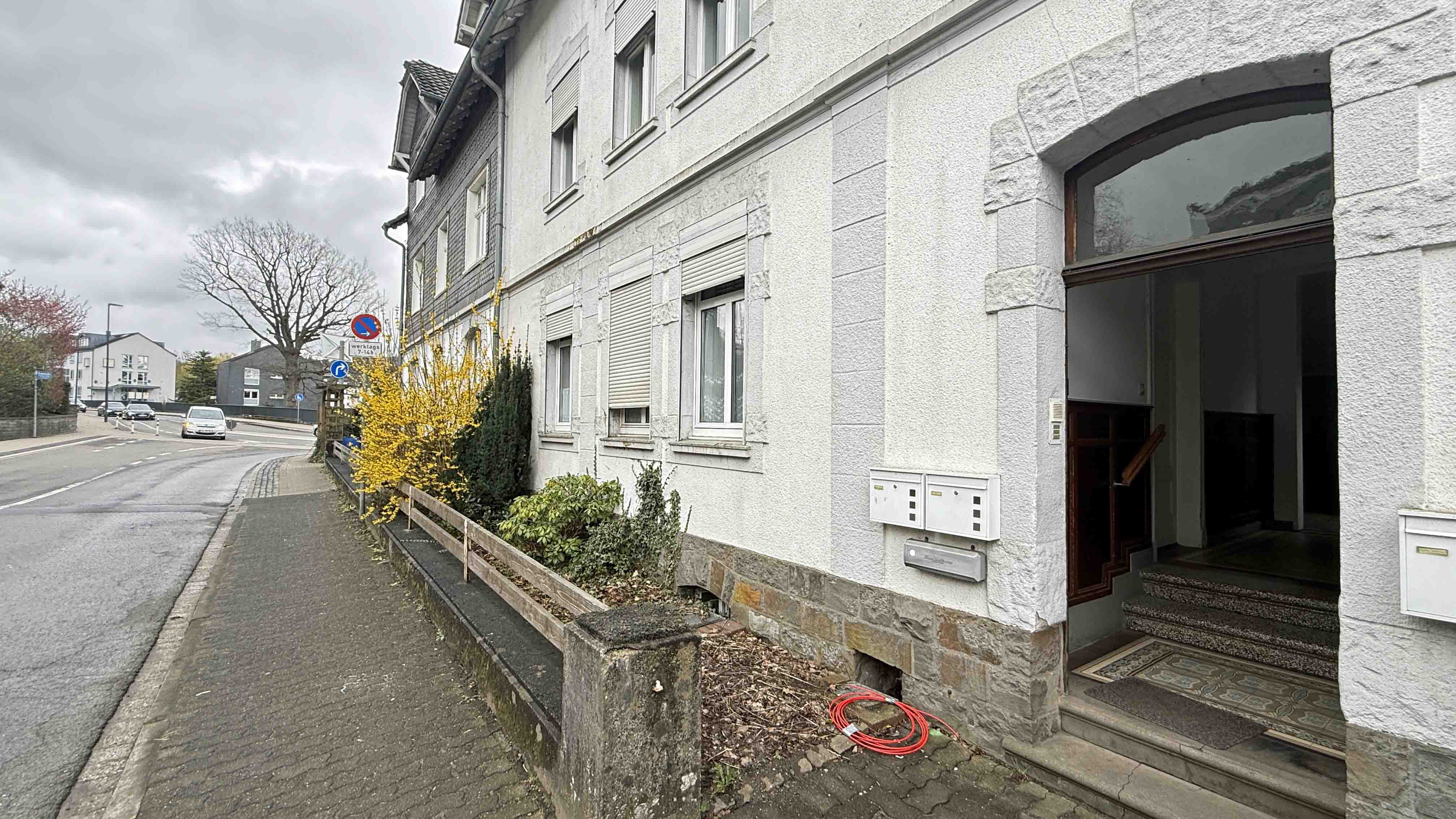 Waldbröl: Stilvolles 3-Familienhaus mit Bauland daneben, Glasfaser-Internanschluss bereits zum Haus verlegt