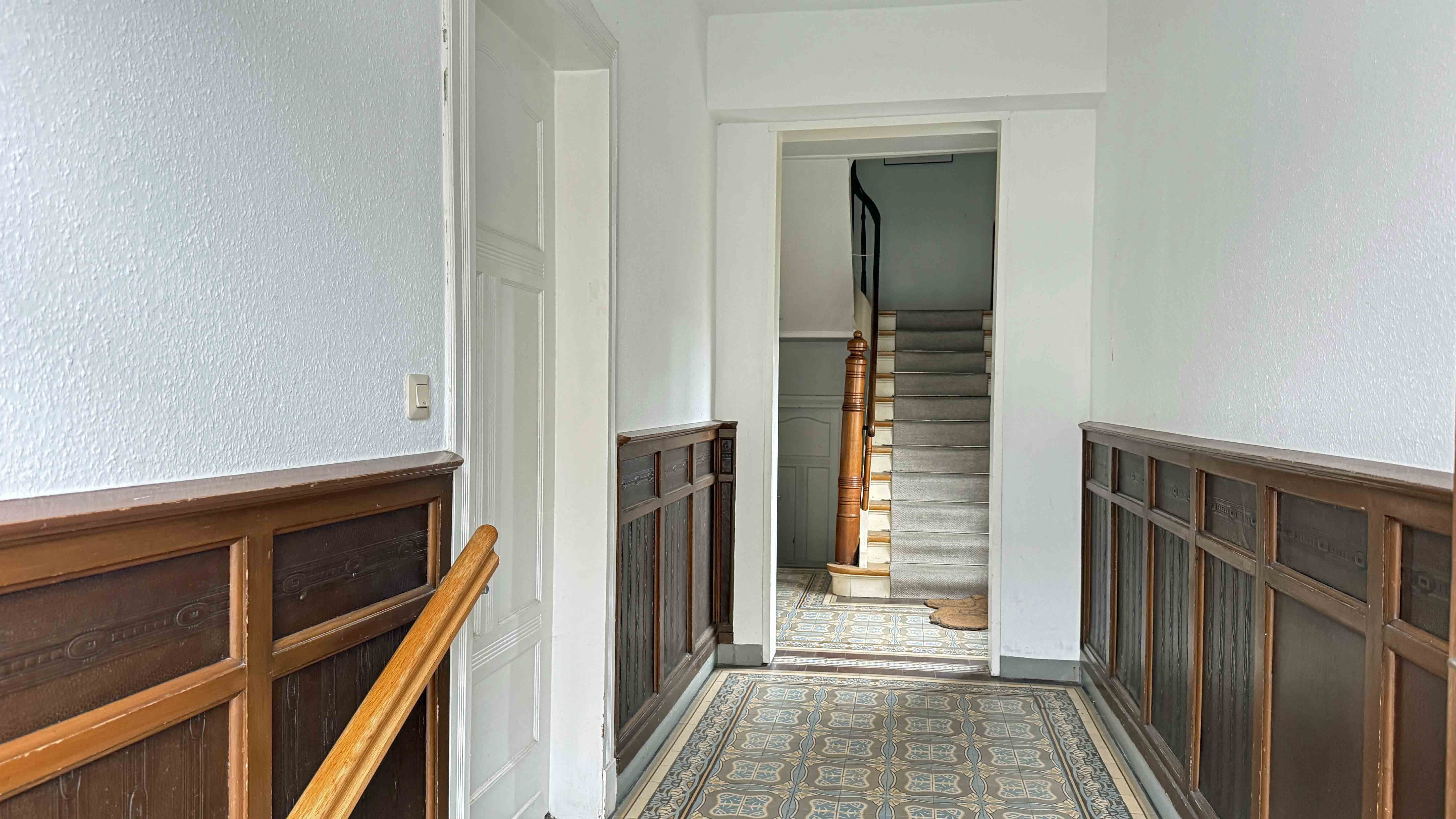 Waldbröl: Stilvolles 3-Familienhaus mit Bauland daneben, Blick in den Eingangsbereich mit herrlichem...