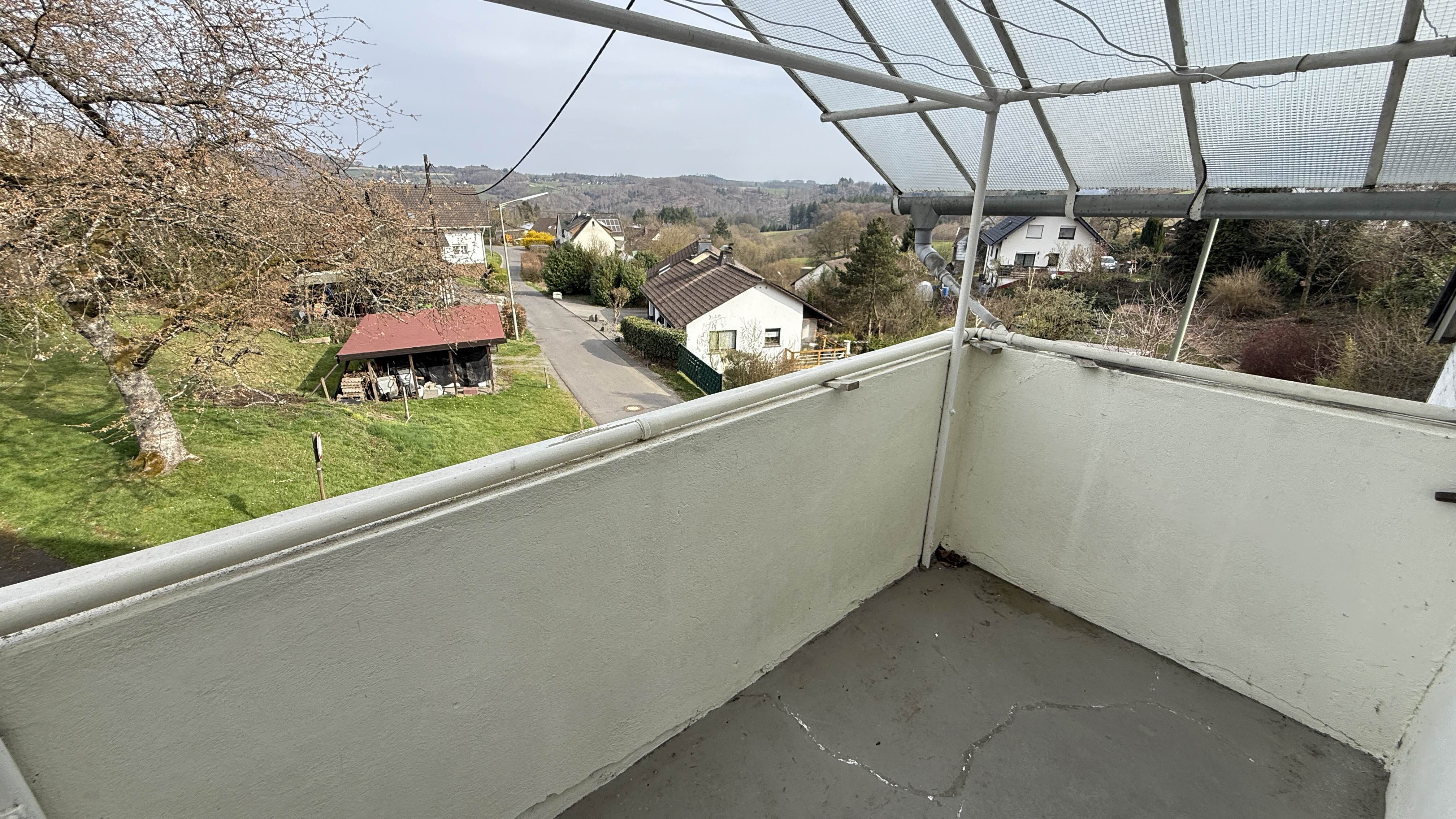 Morsbach-Katzenbach: Gepflegtes Wohnhaus mit großem Garten, überdachter Balkon über dem Eingang mit Fernblick