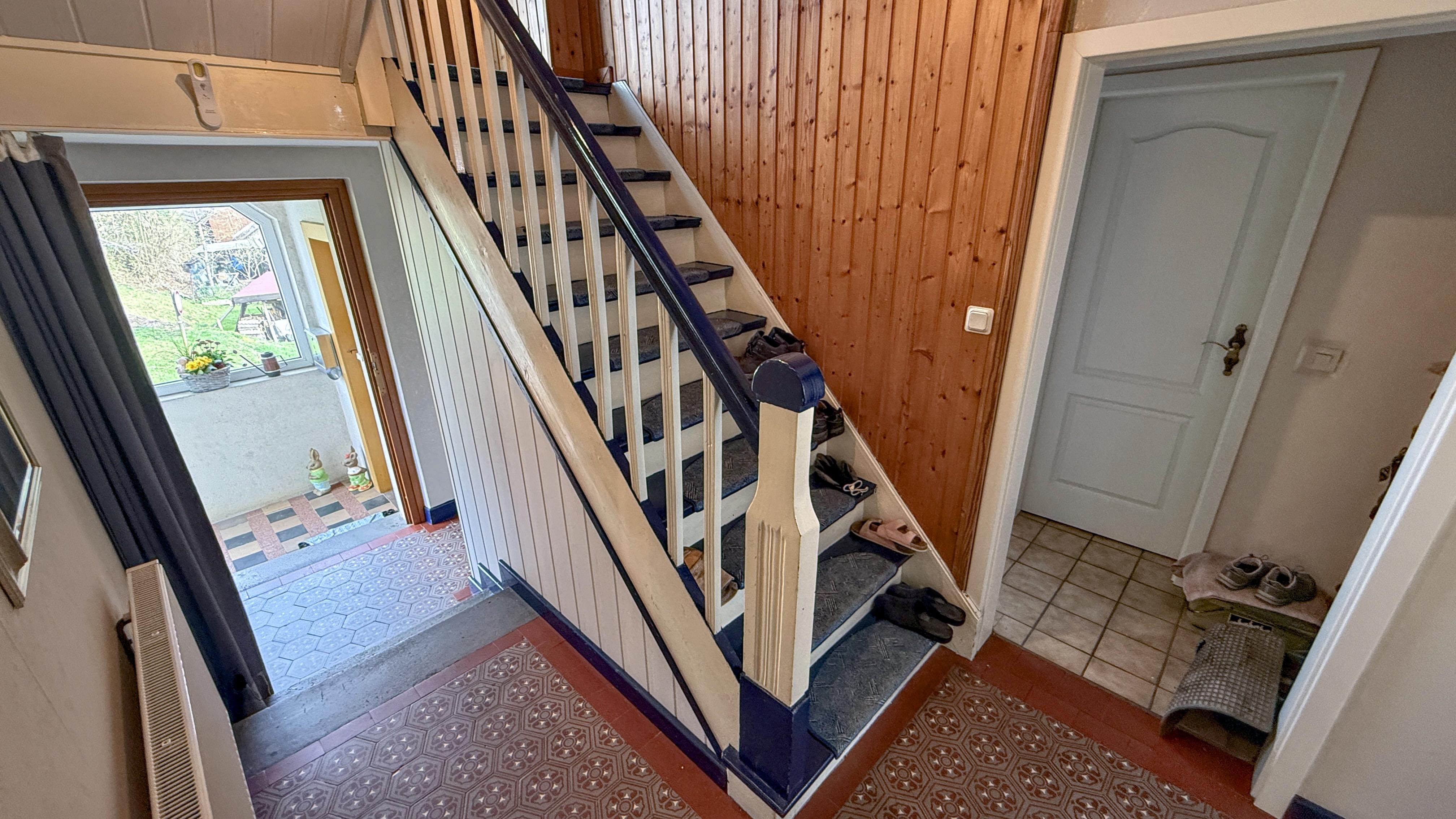 Morsbach-Katzenbach: Gepflegtes Wohnhaus mit großem Garten, Historische Fliesen u. Treppe im Eingangsbereich