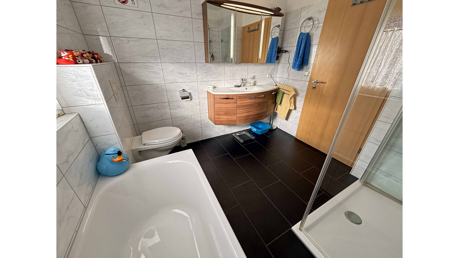 Waldbröl-Hermesdorf: Landhaus mit 64 m² Wohn-/Essbereich und Panoramablick, Bad mit DU und WA im EG (Bj. 2011)