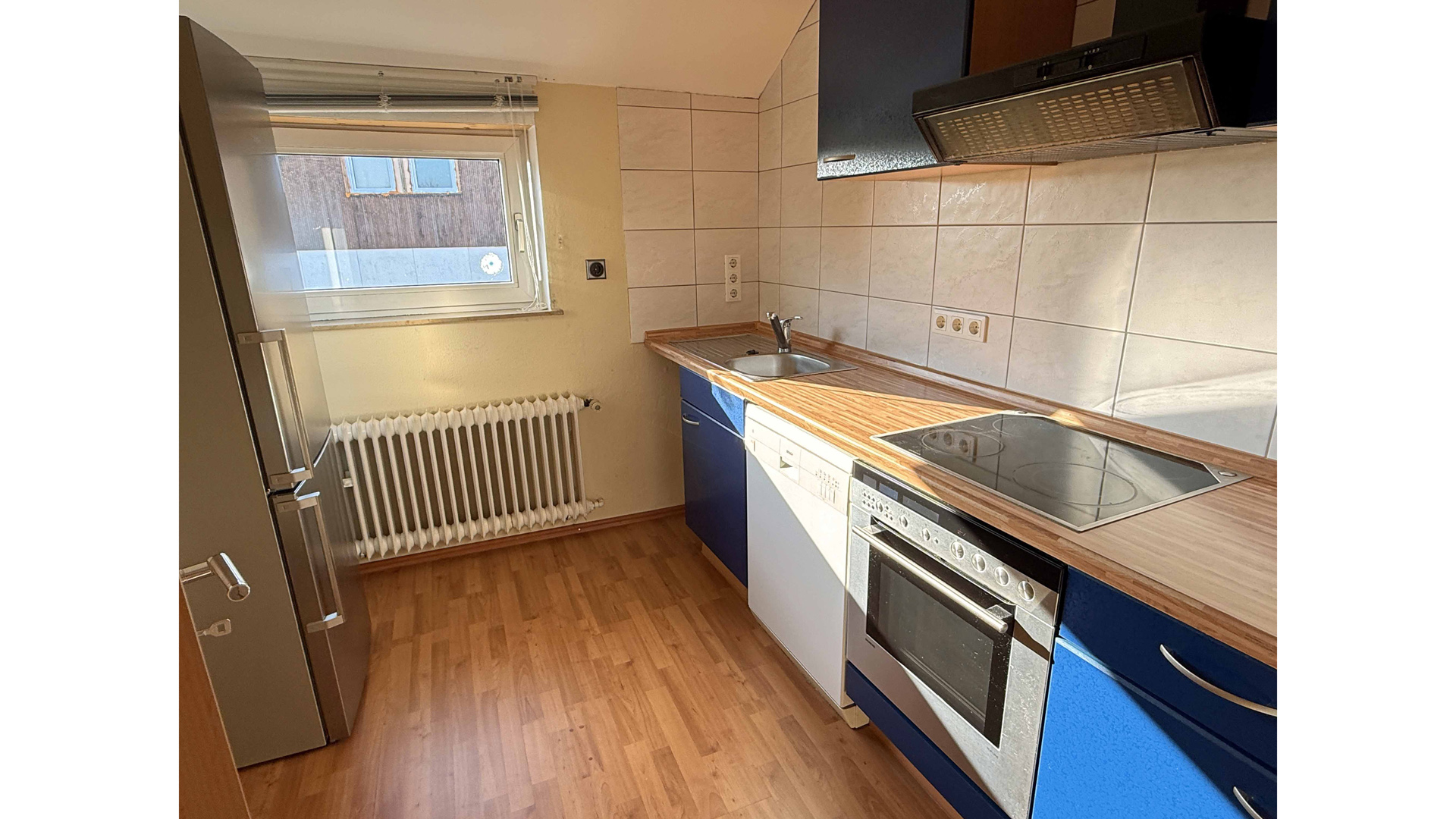 Waldbröl-Hermesdorf: Landhaus mit 64 m² Wohn-/Essbereich und Panoramablick, Küche im DG 