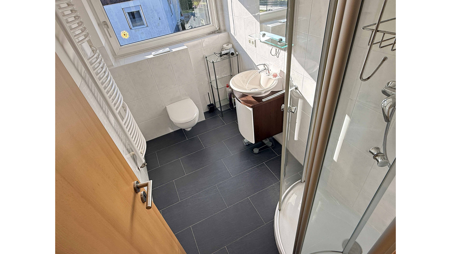 Waldbröl-Hermesdorf: Landhaus mit 64 m² Wohn-/Essbereich und Panoramablick, Modernes Duschbad im DG (Bj. 2013)