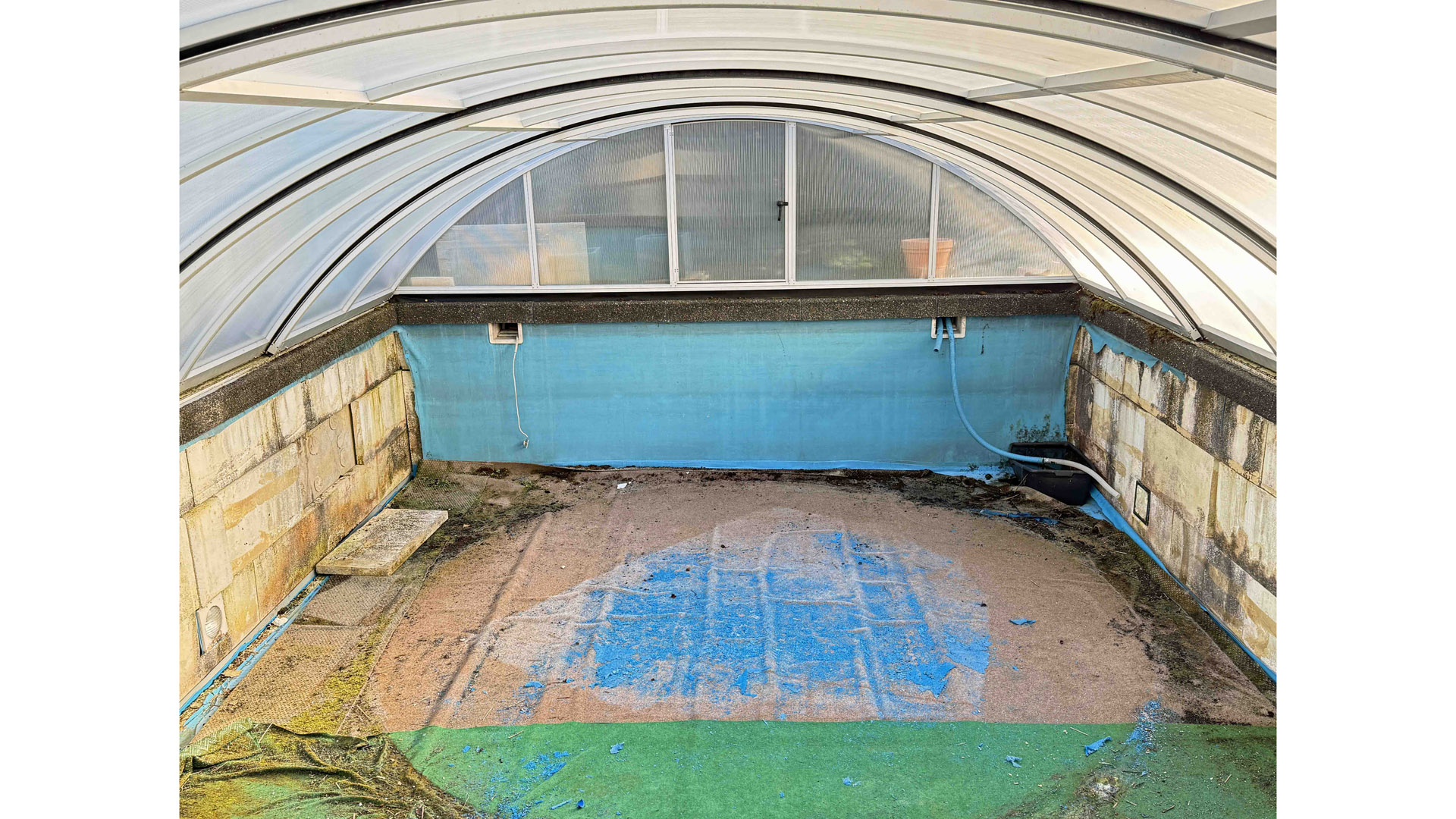 Waldbröl-Hermesdorf: Landhaus mit 64 m² Wohn-/Essbereich und Panoramablick, Blick in´s Schwimmbad. Becken muss saniert werden.