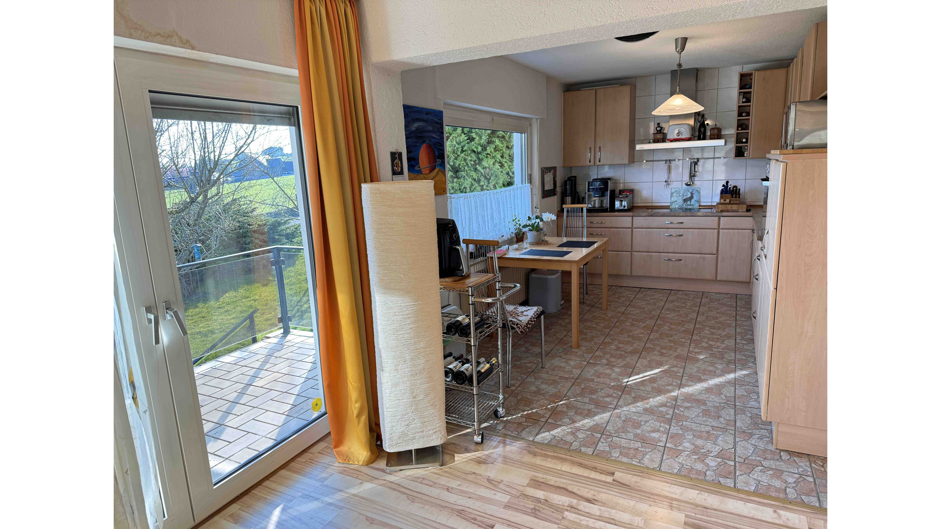 Waldbröl-Hermesdorf: Landhaus mit 64 m² Wohn-/Essbereich und Panoramablick, Blick in die Küche (im KP enthalten) mit Balkon