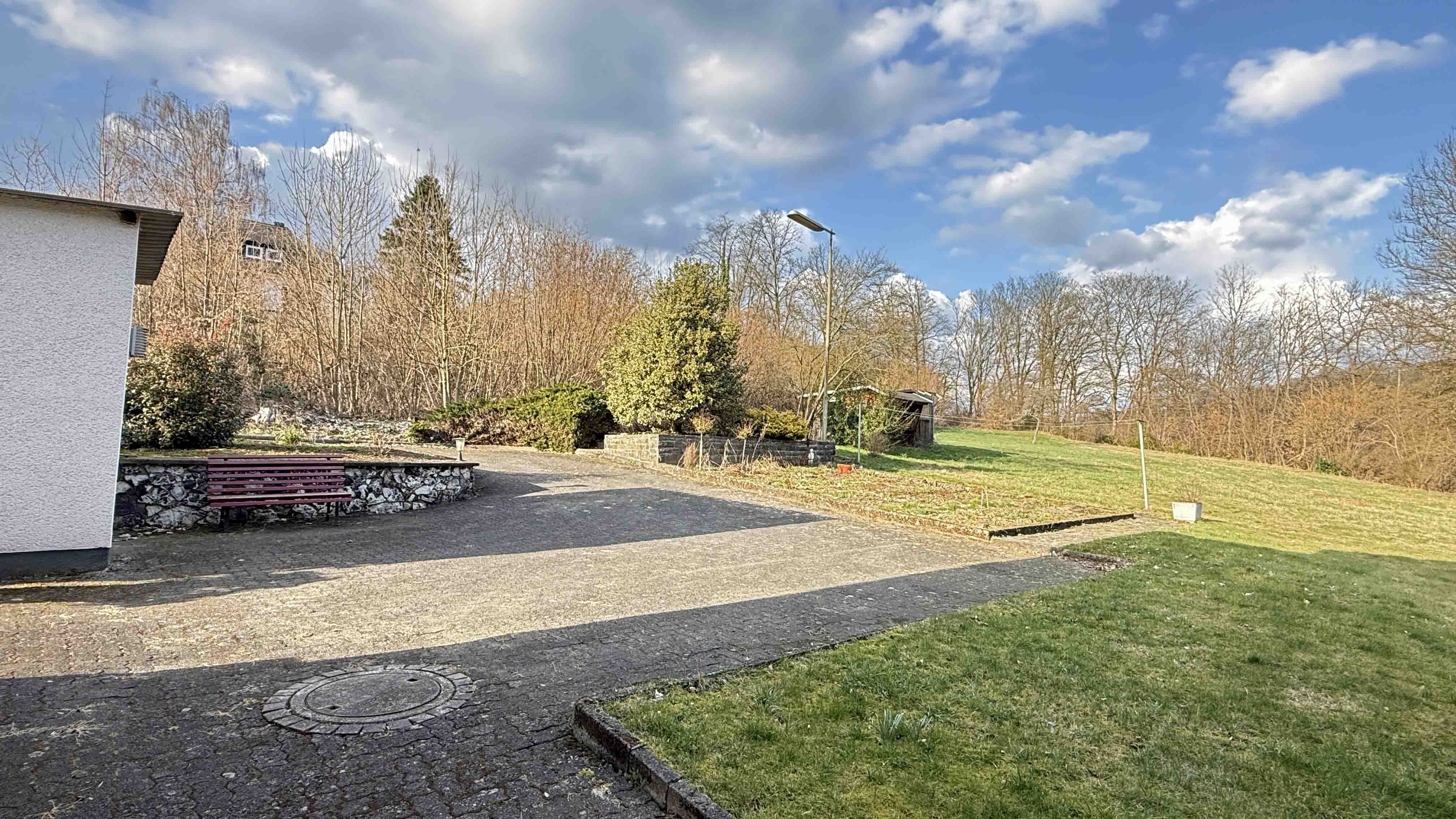 Hövels: Gepflegtes EFH villenartig gebaut und ausgestattet, Benachbarte Wiese (kann miterworben werden)