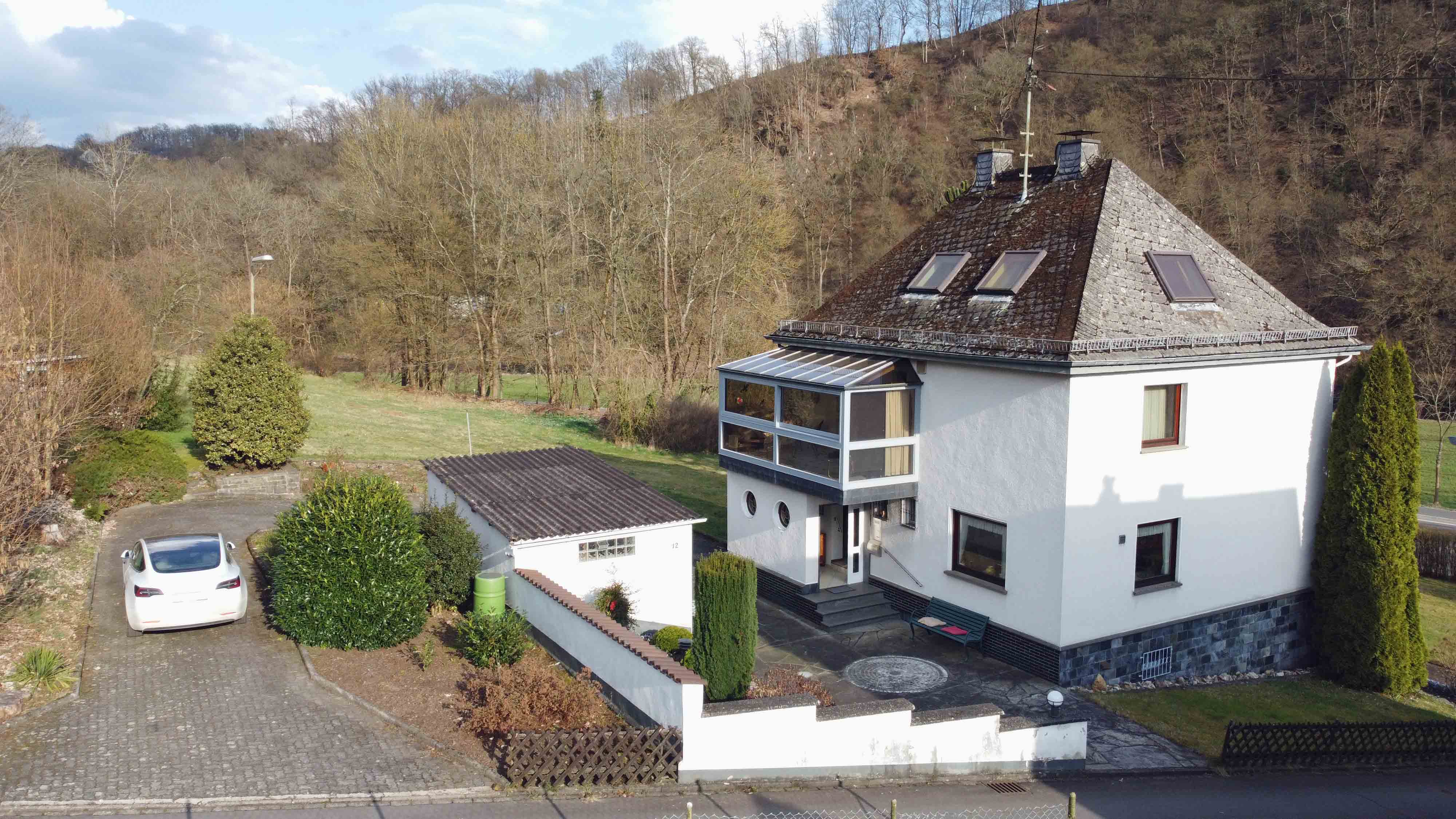 Hövels: Gepflegtes EFH villenartig gebaut und ausgestattet, Hausrückseite mit Garagenzufahrt