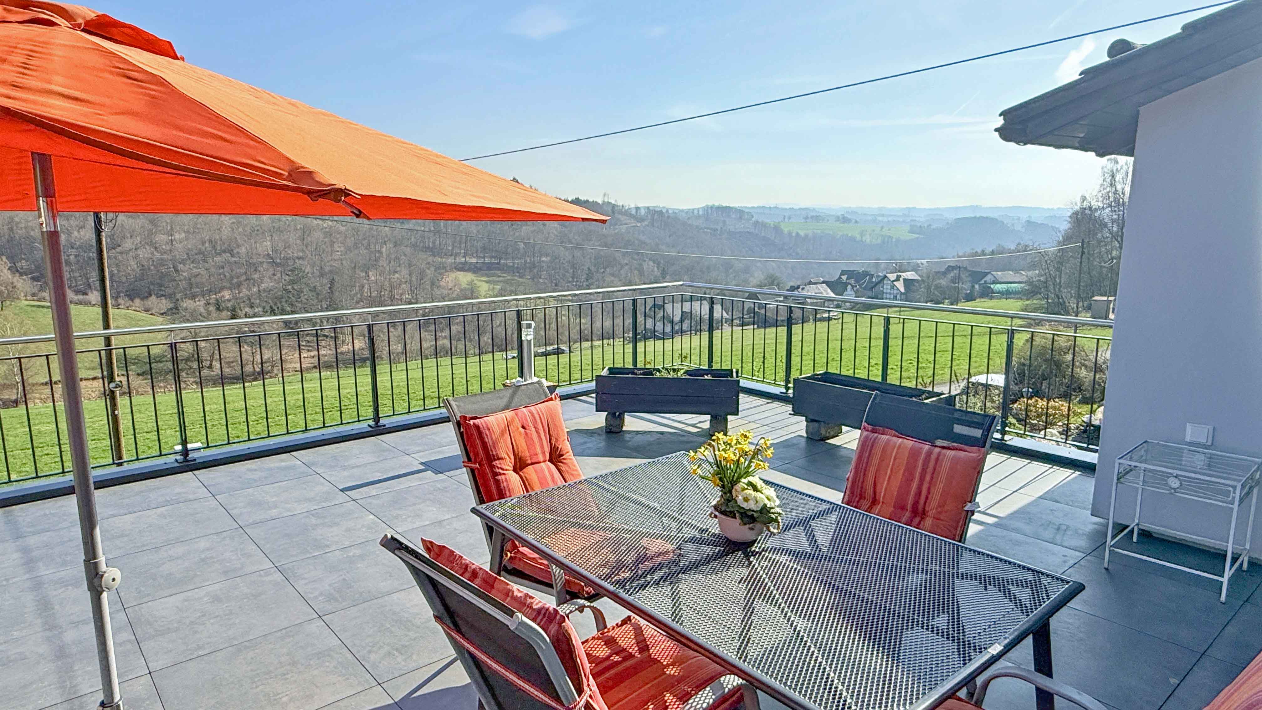 406 2-471 - Morsbach-Böcklingen: Top gepflegtes kleines Idyll mit Panorama-Logenplatz