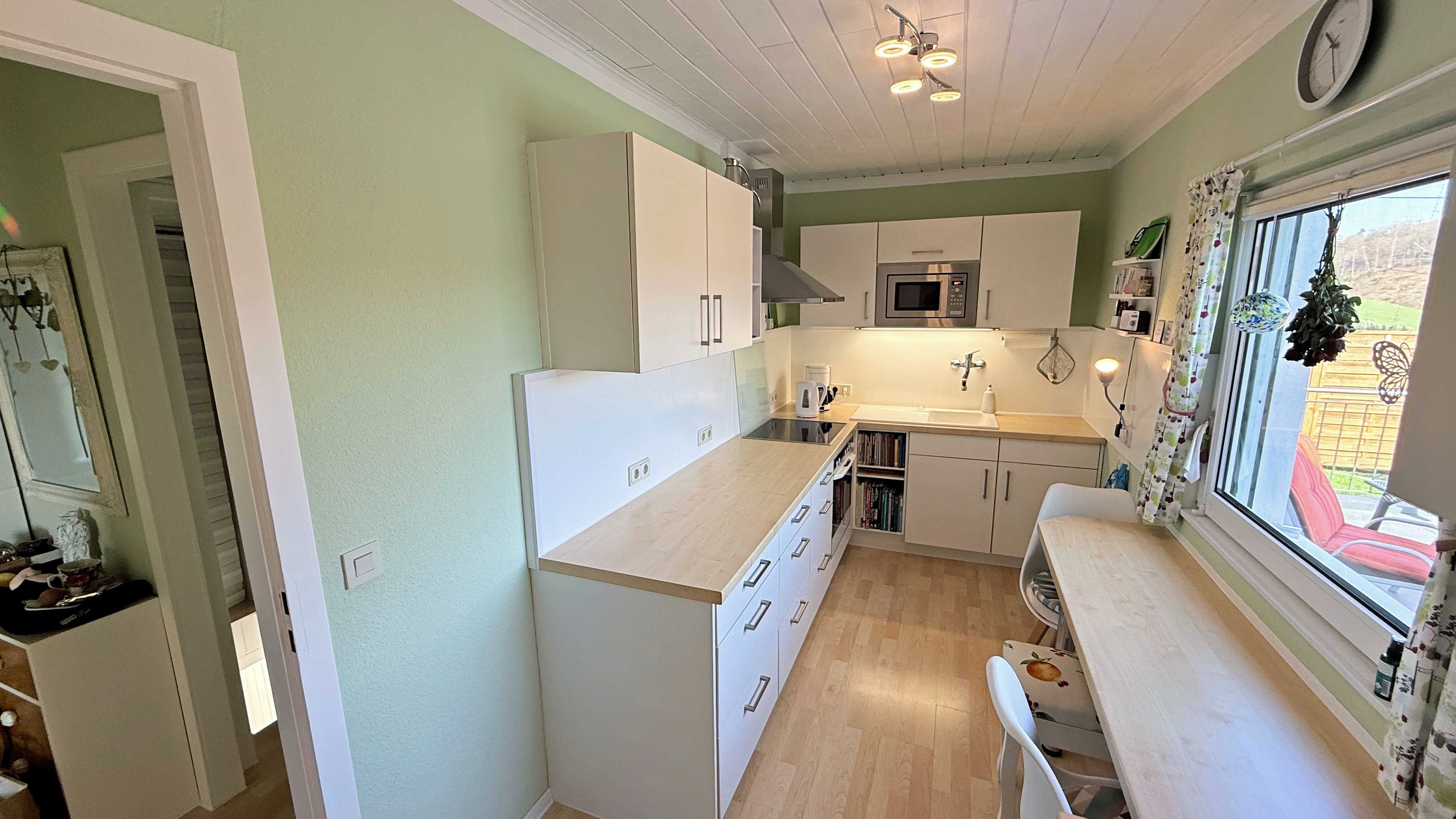 Morsbach-Böcklingen: Top gepflegtes kleines Idyll mit Panorama-Logenplatz, moderne Einbauküche ist im Kaufpreis enthalten