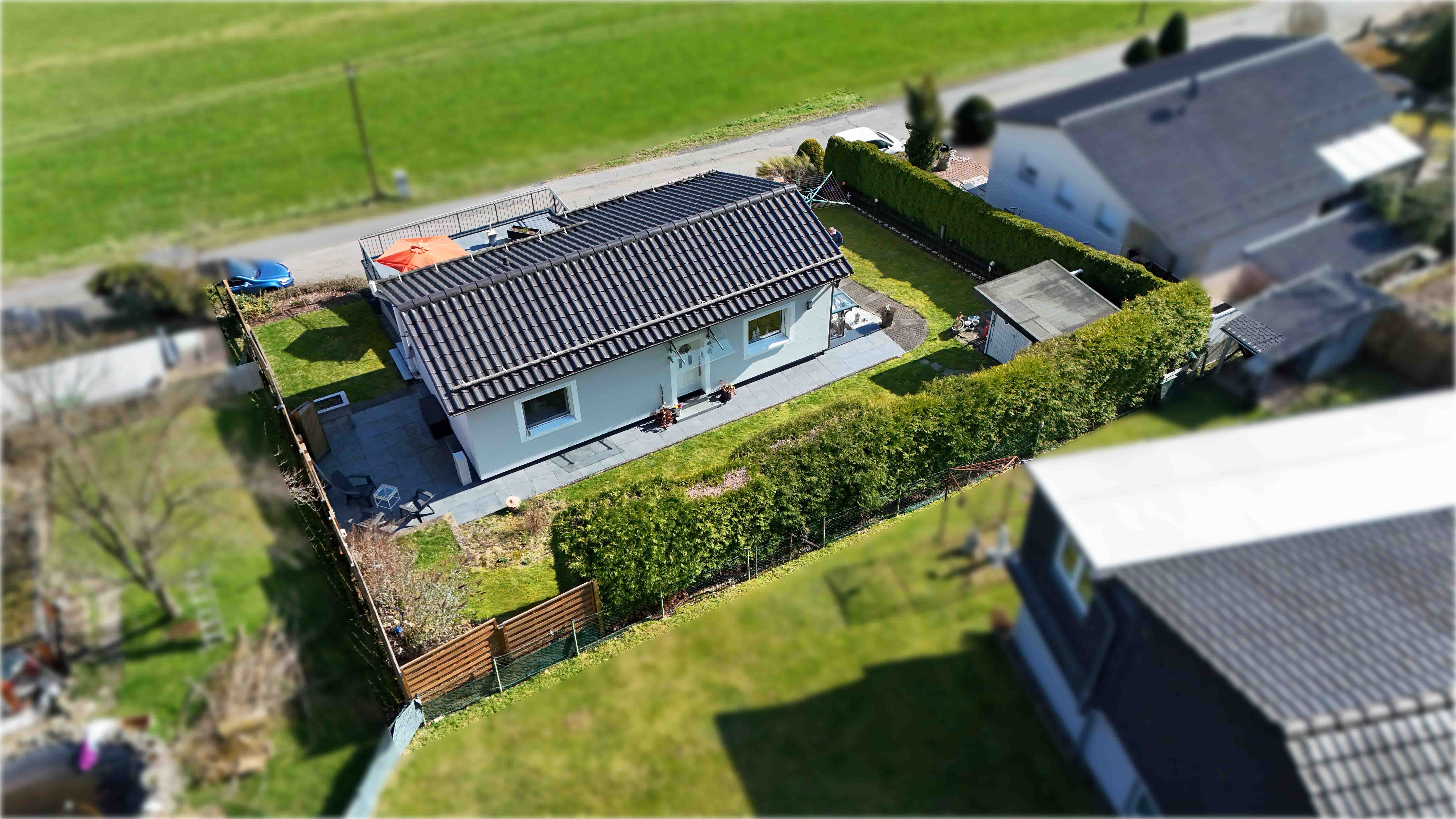 Morsbach-Böcklingen: Top gepflegtes kleines Idyll mit Panorama-Logenplatz, Hausrückseite mit Eingang