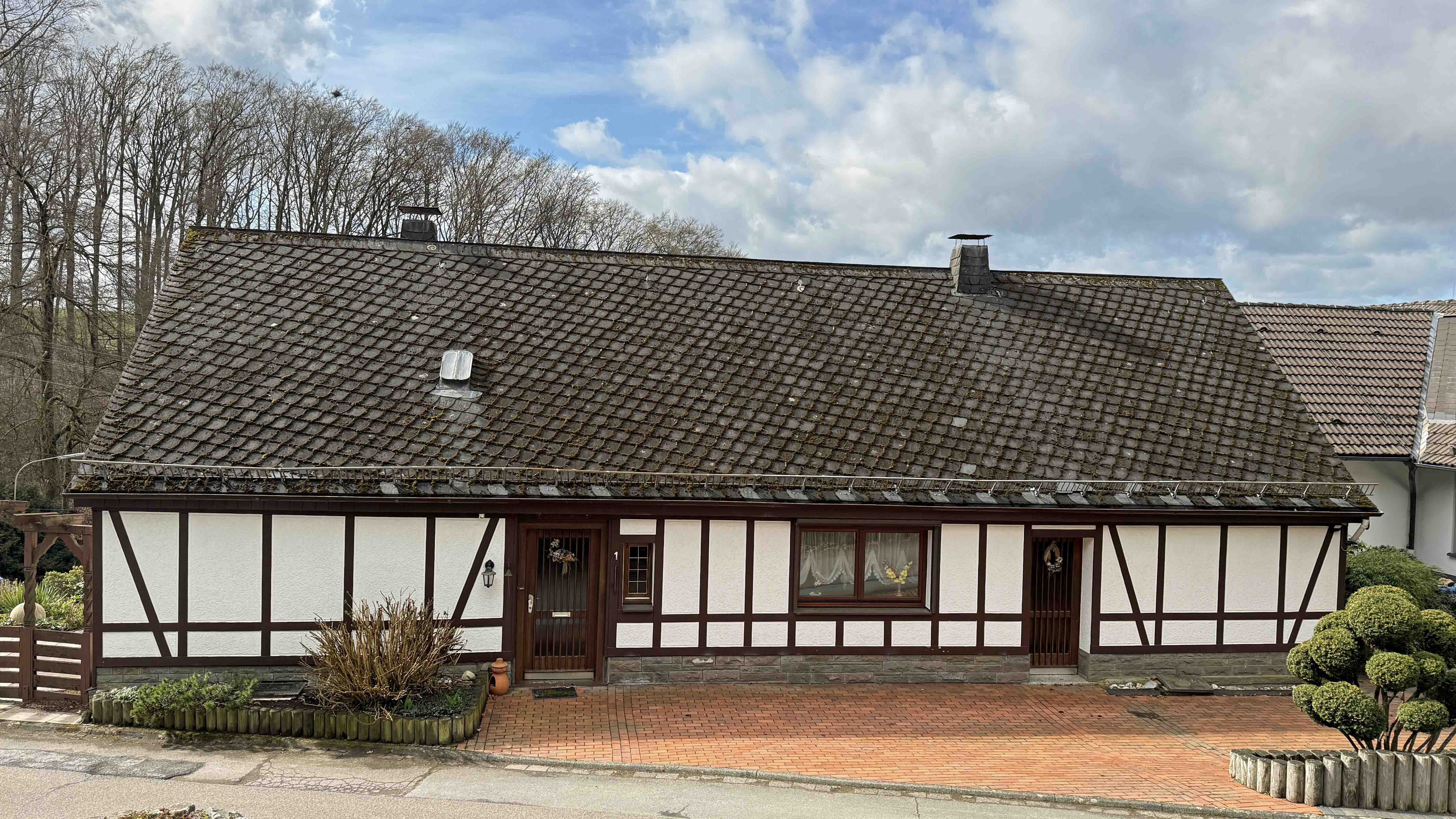 Reichshof-Nosbach: Gemütliches Fachwerkhaus mit großer Terrasse, Frontansicht. Parken direkt vor d. Haustür möglich