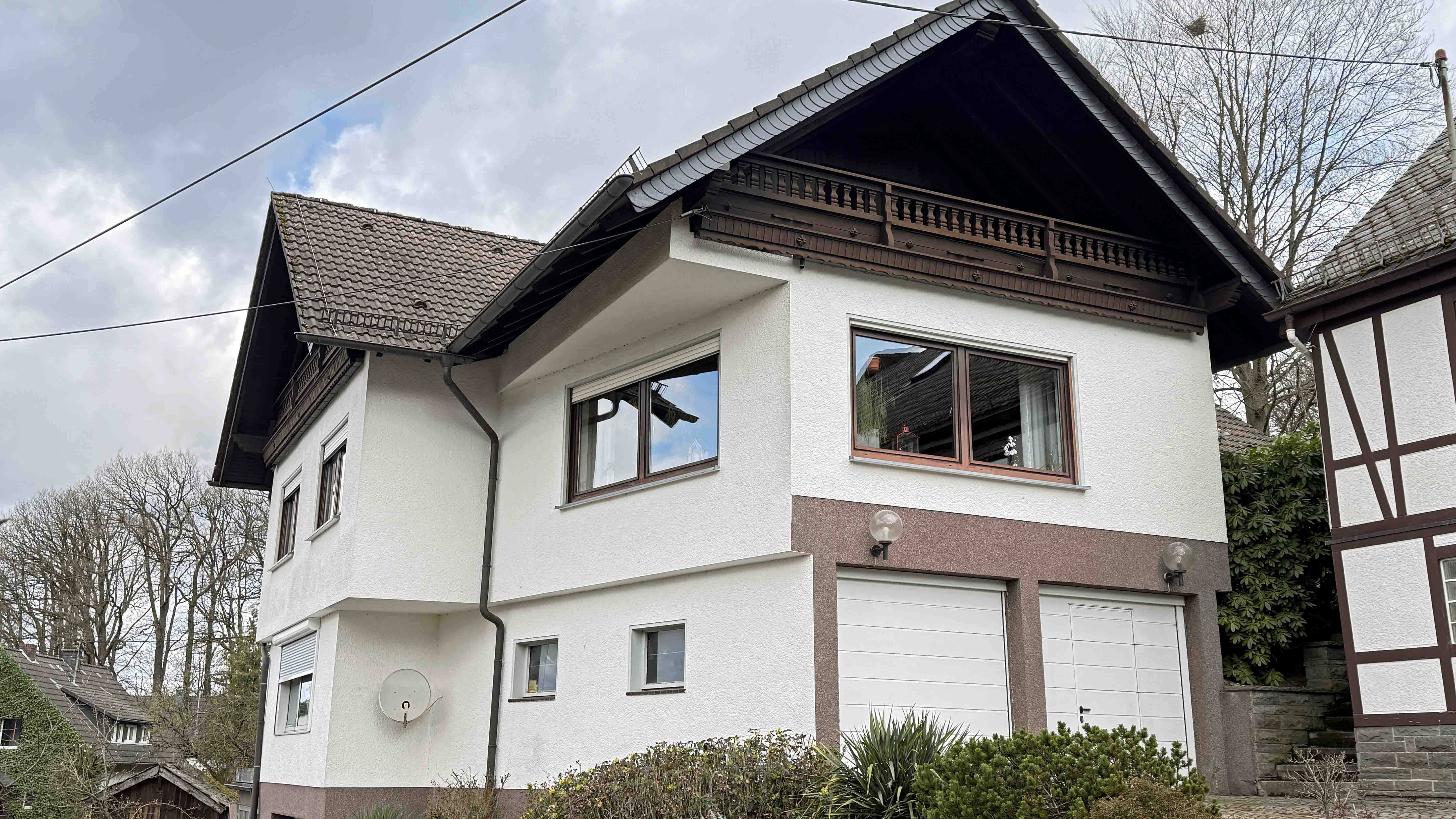 409 2-473 - Reichshof-Nosbach: Barrierefreies Unternehmerhaus mit Büro und 4 Garagen