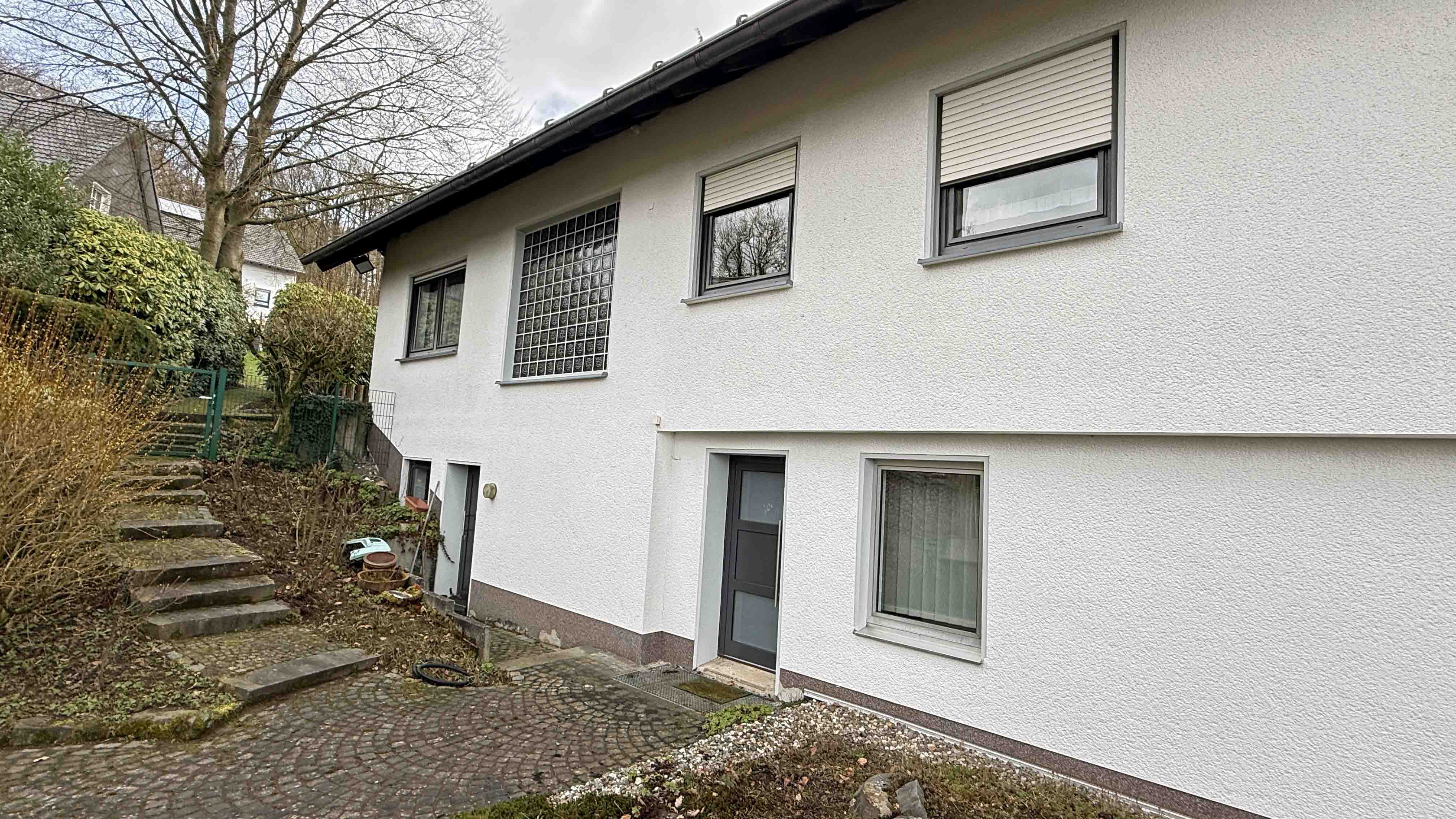 Reichshof-Nosbach: Barrierefreies Unternehmerhaus mit Büro und 4 Garagen, UG mit separatem Eingang zum...