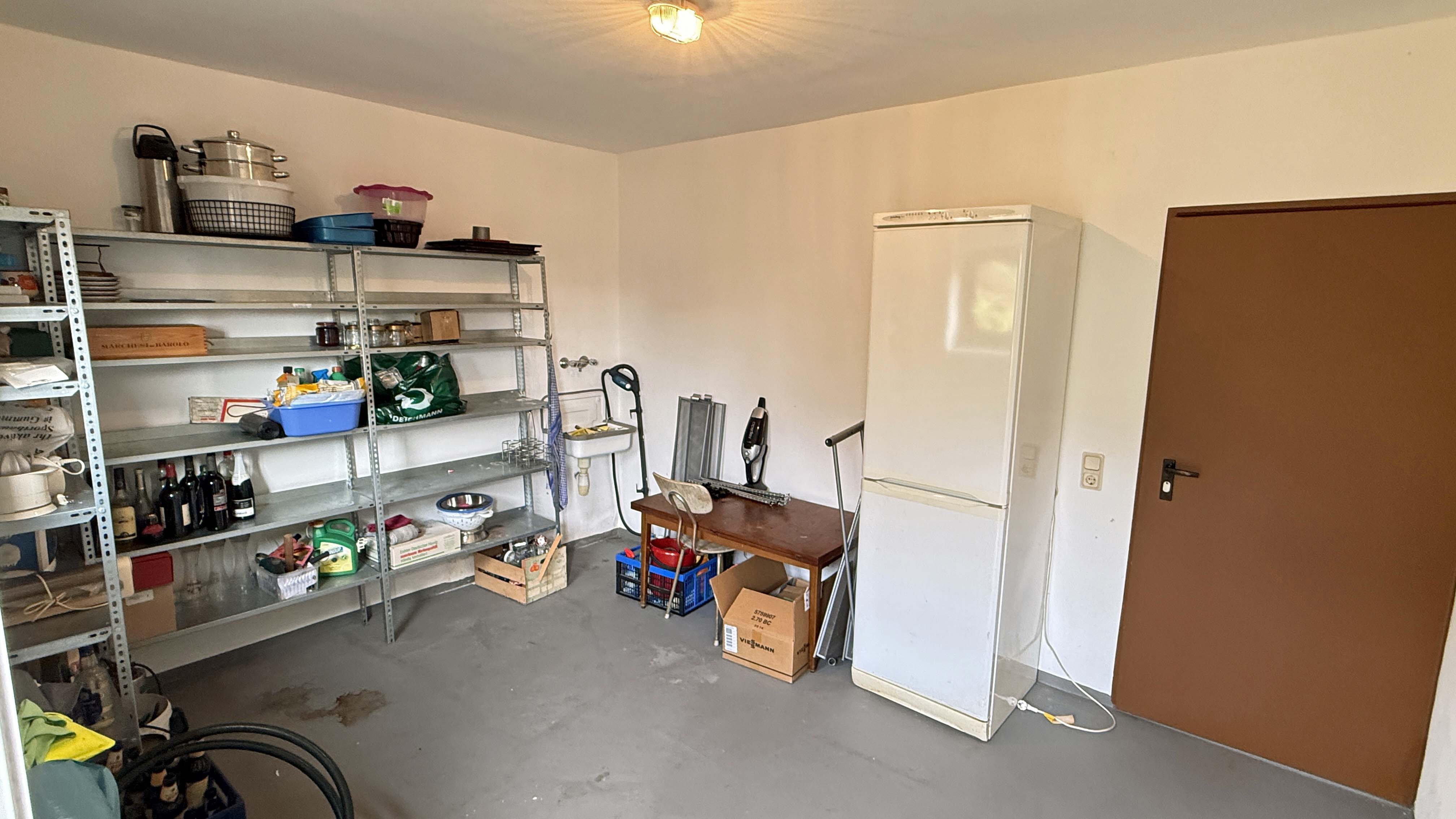 Reichshof-Nosbach: Barrierefreies Unternehmerhaus mit Büro und 4 Garagen, helle, freundliche Kellerräume: 