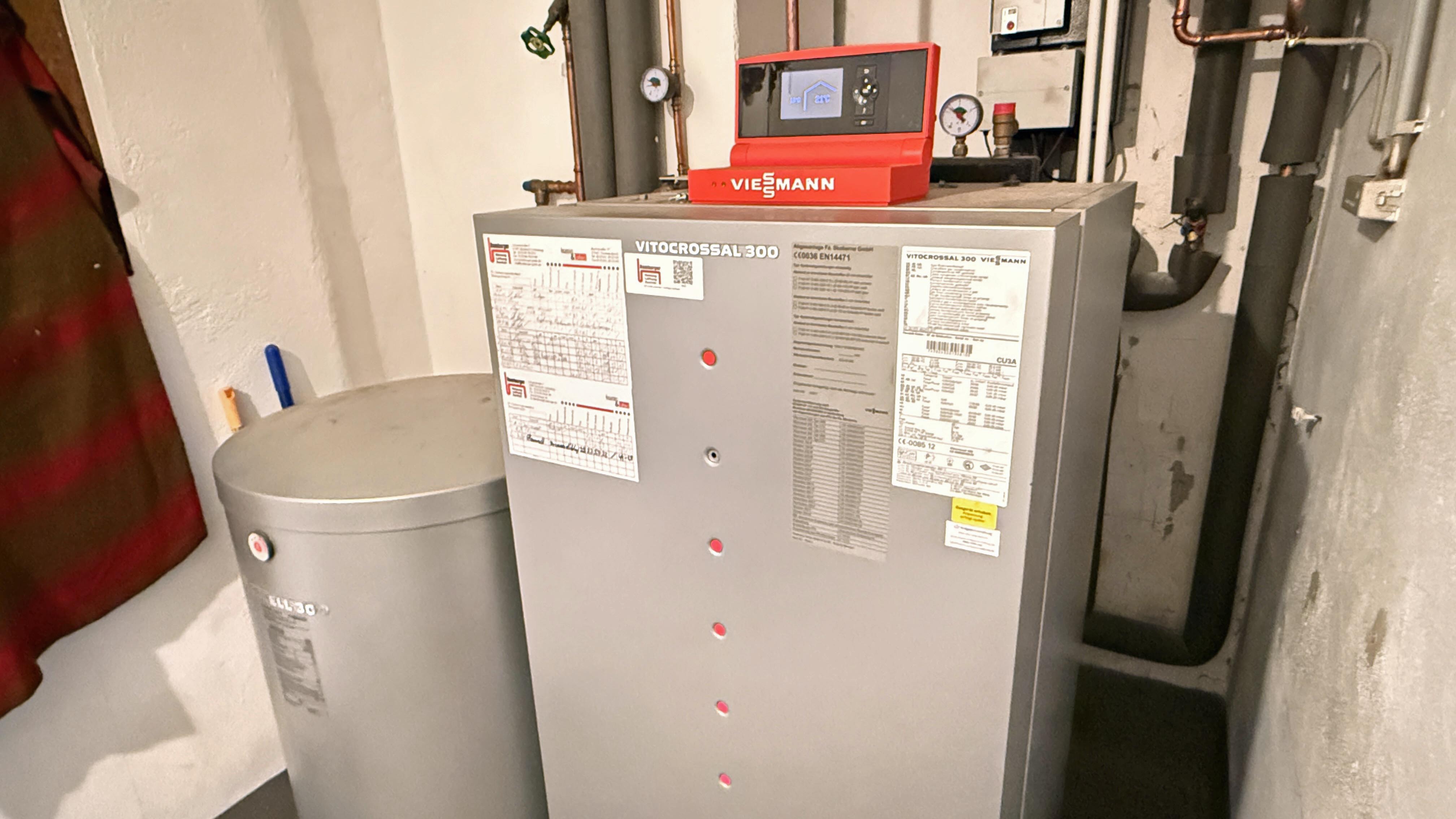 Reichshof-Nosbach: Barrierefreies Unternehmerhaus mit Büro und 4 Garagen, moderne Brennwert- Erdgasheizung, Bj. 2012 