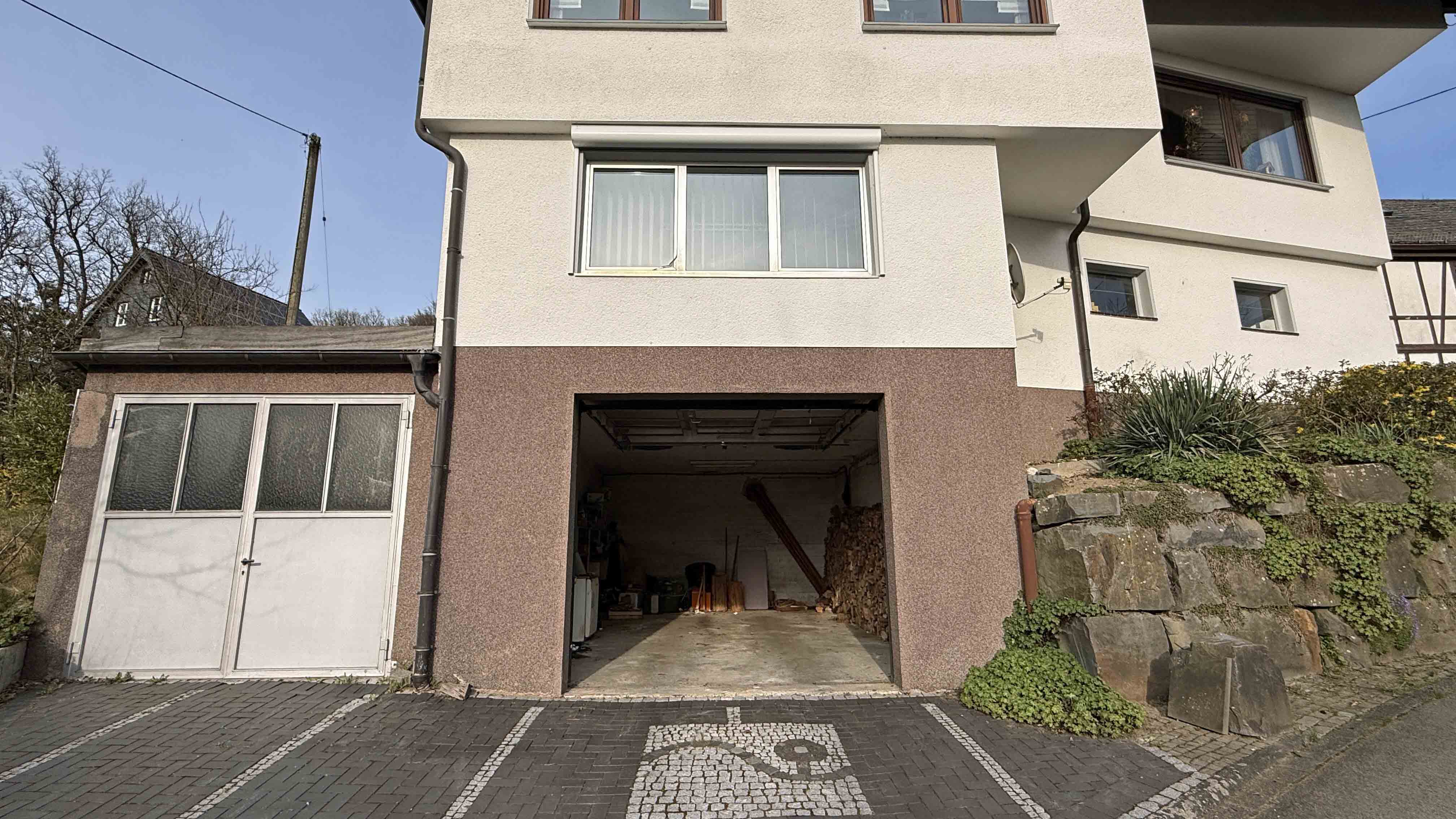 Reichshof-Nosbach: Barrierefreies Unternehmerhaus mit Büro und 4 Garagen, LKW- Garage (7,95 m x 5 m, Torhöhe=2,75m) 