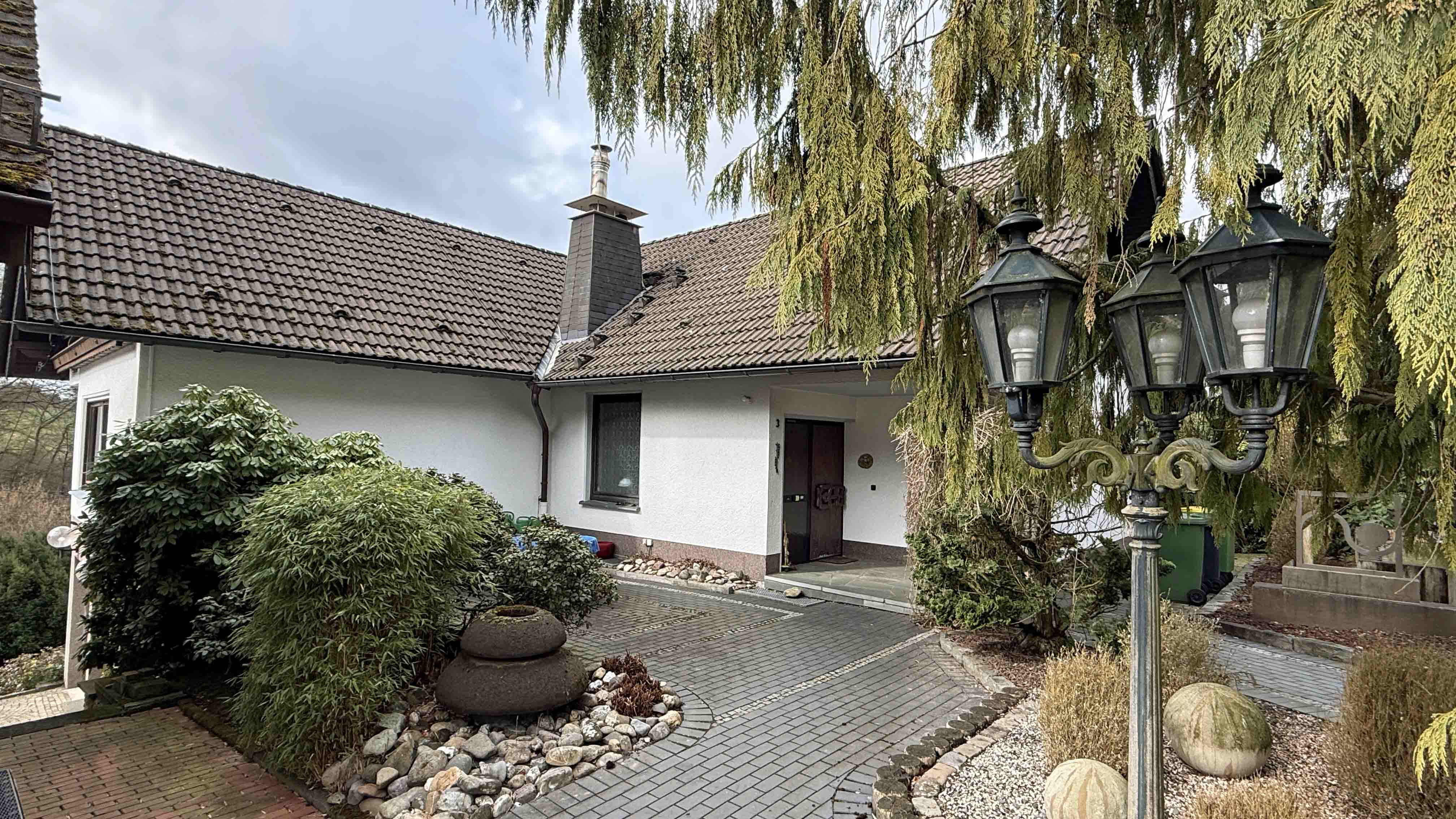 Reichshof-Nosbach: Barrierefreies Unternehmerhaus mit Büro und 4 Garagen, Hauseingang / Frontseite