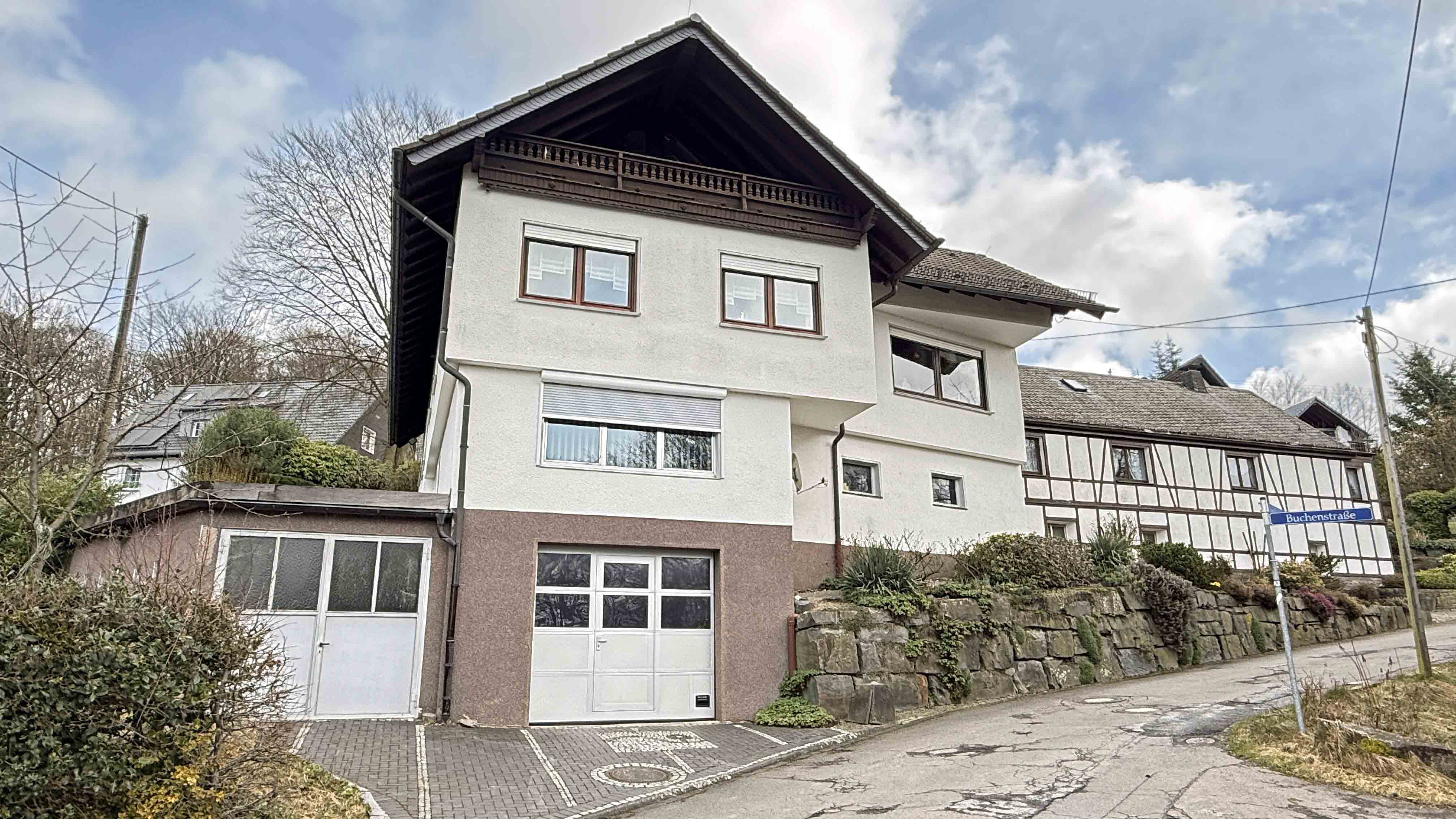 Reichshof-Nosbach: Barrierefreies Unternehmerhaus mit Büro und 4 Garagen, Hausrück-, Südseite mit Fernblick