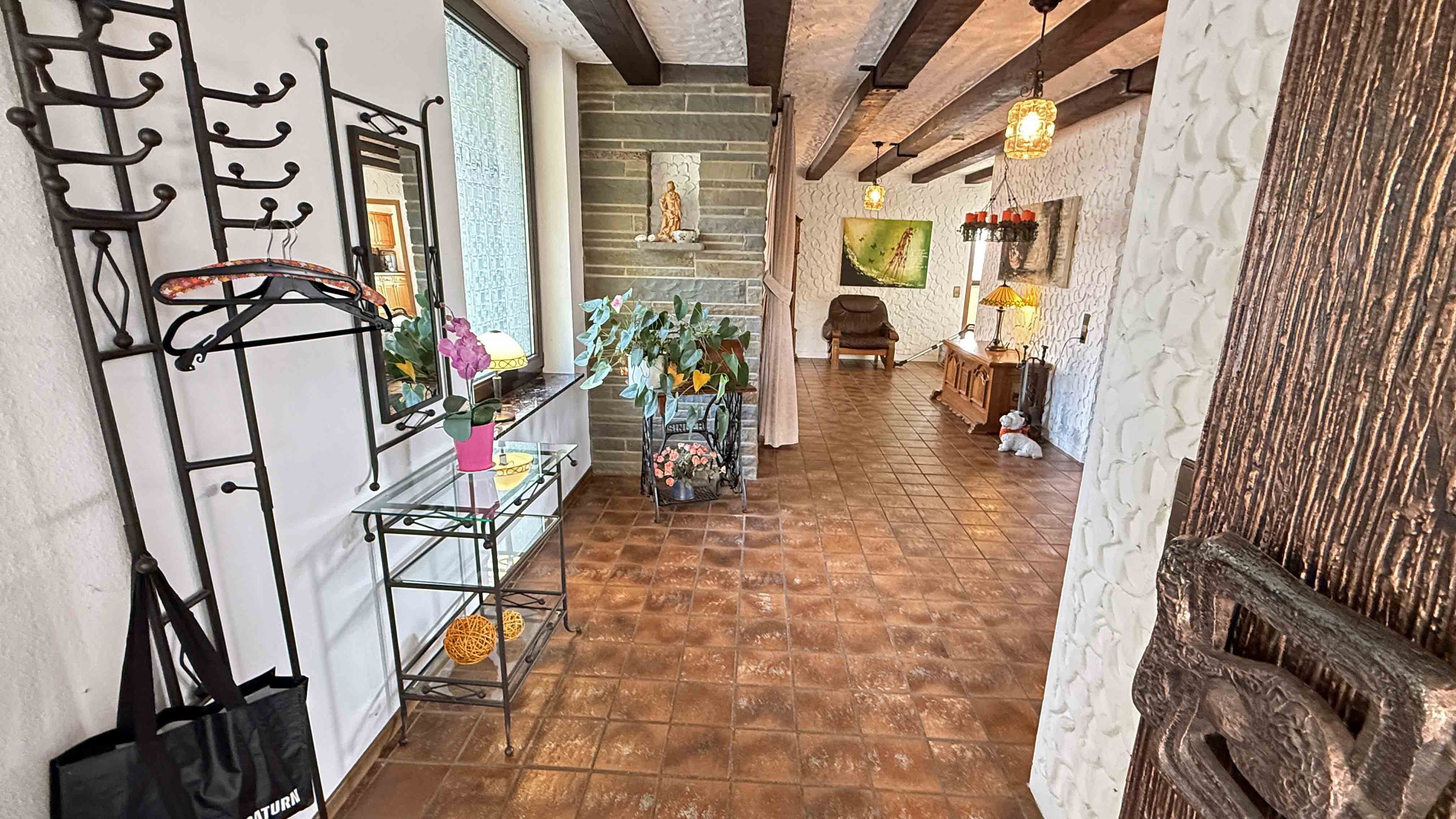 Reichshof-Nosbach: Barrierefreies Unternehmerhaus mit Büro und 4 Garagen, Blick in den Eingangsbereich. Landhausstil 