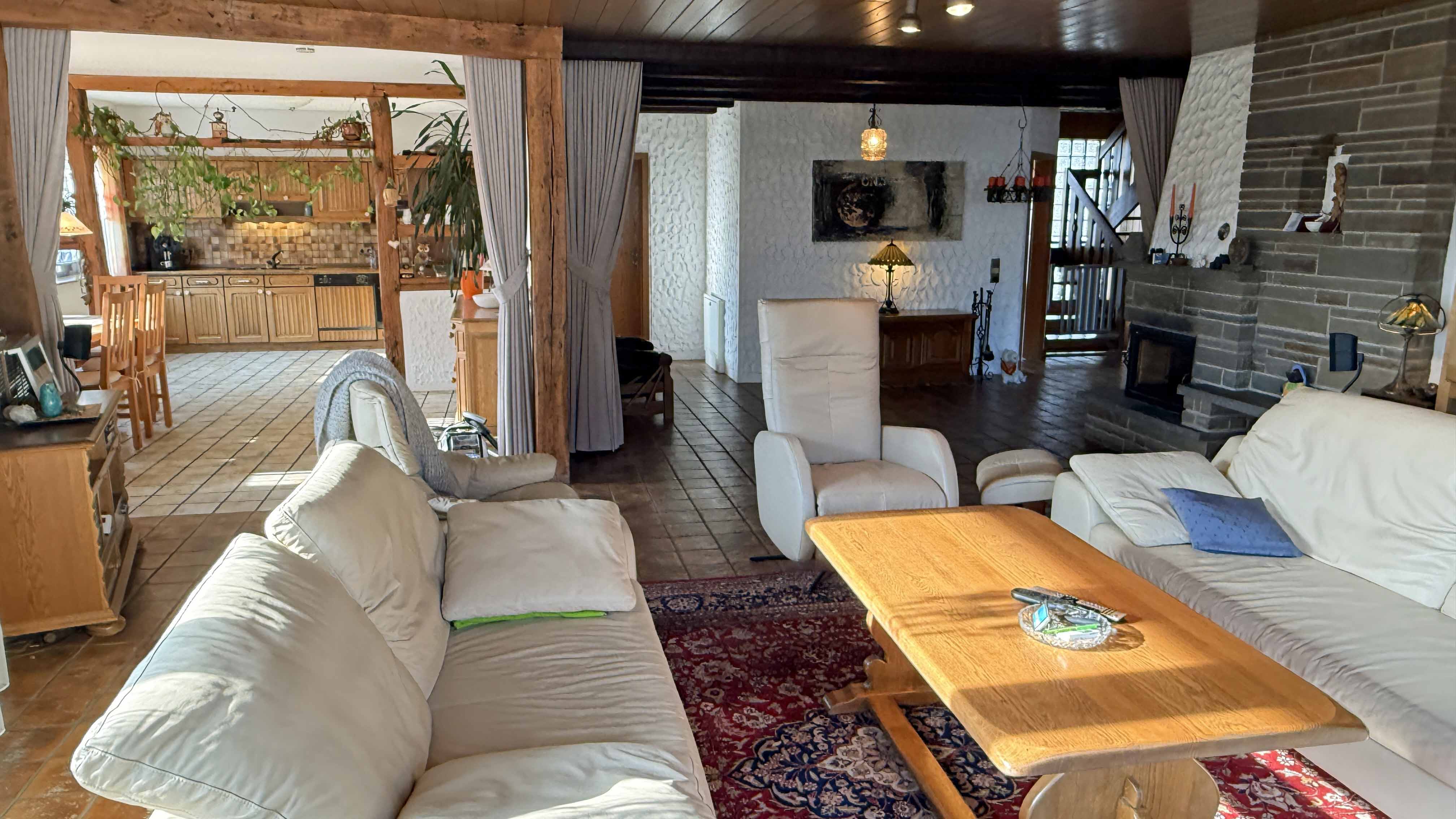 Reichshof-Nosbach: Barrierefreies Unternehmerhaus mit Büro und 4 Garagen, moderne, offene, großzügige Raumaufteilung