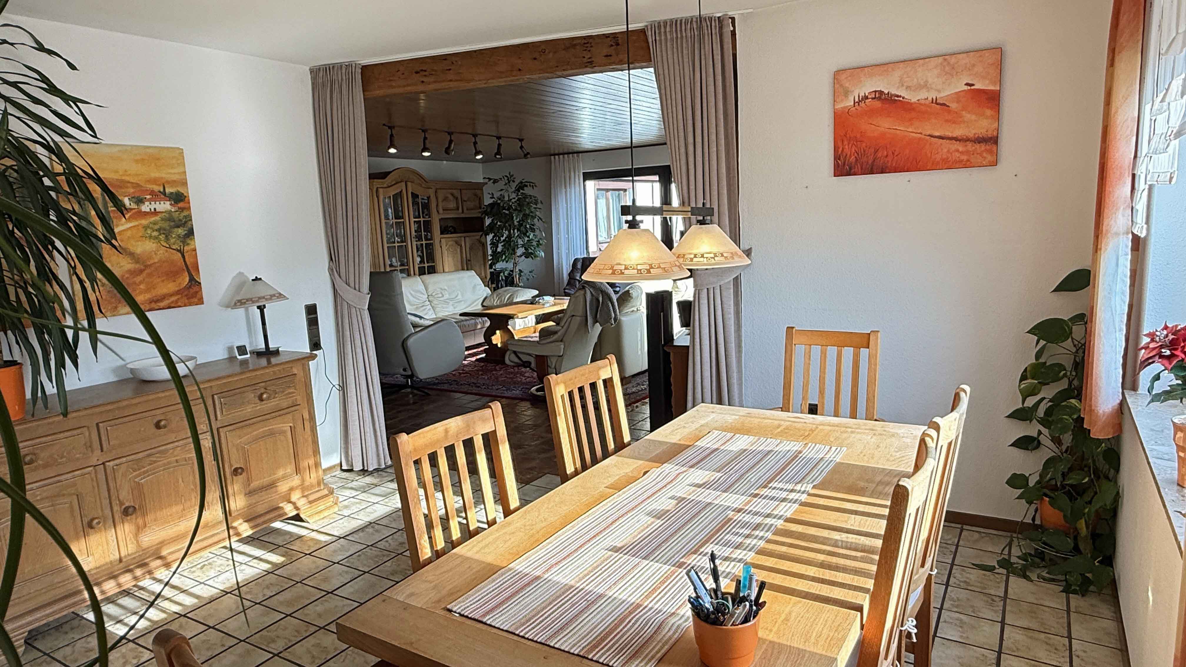 Reichshof-Nosbach: Barrierefreies Unternehmerhaus mit Büro und 4 Garagen, ...offen zum Wohnzimmer