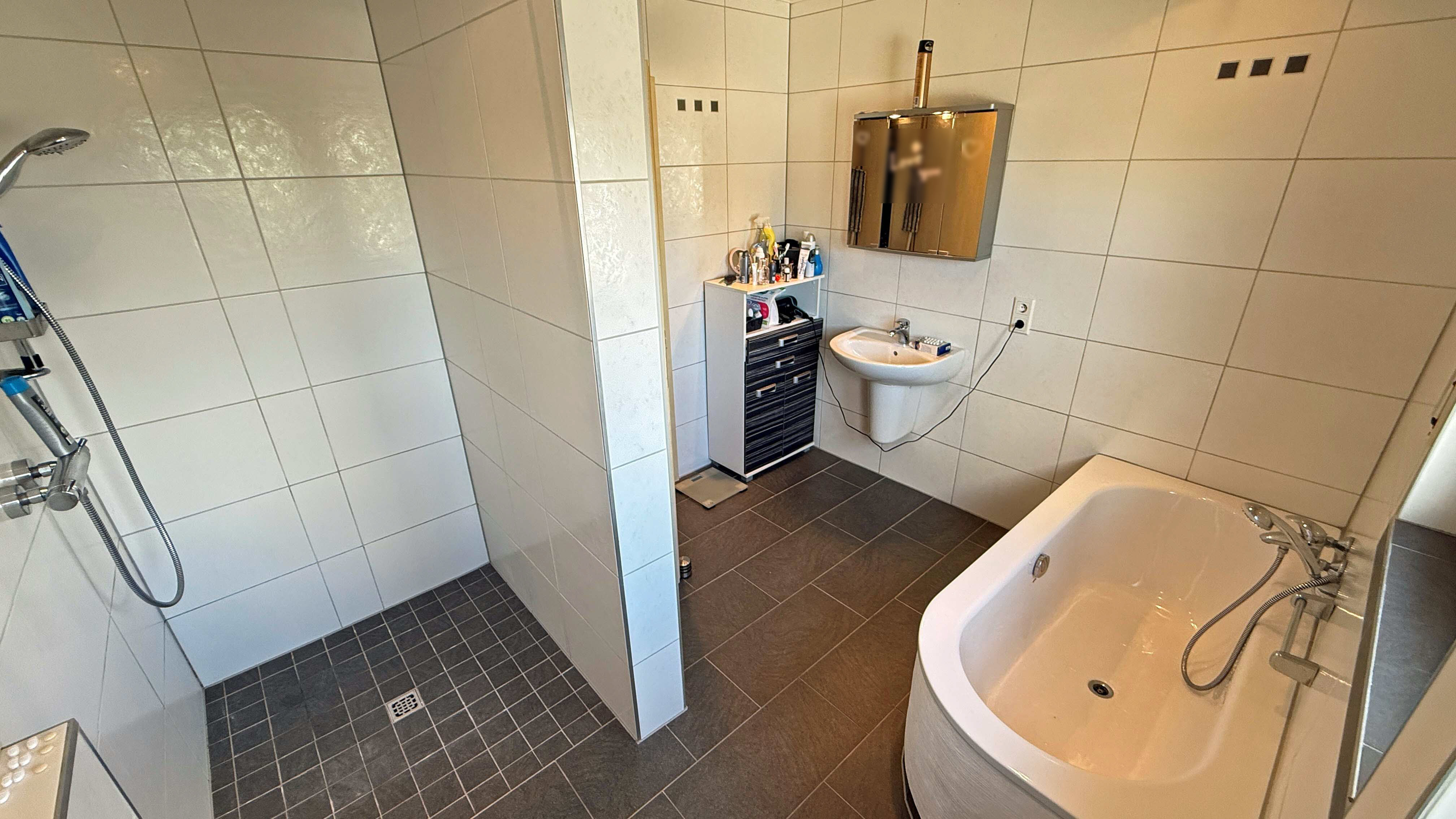 VERKAUFT - Wenden: 1-2 Familienhaus in schöner, zentraler, ruhiger Wohnlage, Auf jeder Etage ein Bad. Hier im EG (Bj. 2008) 