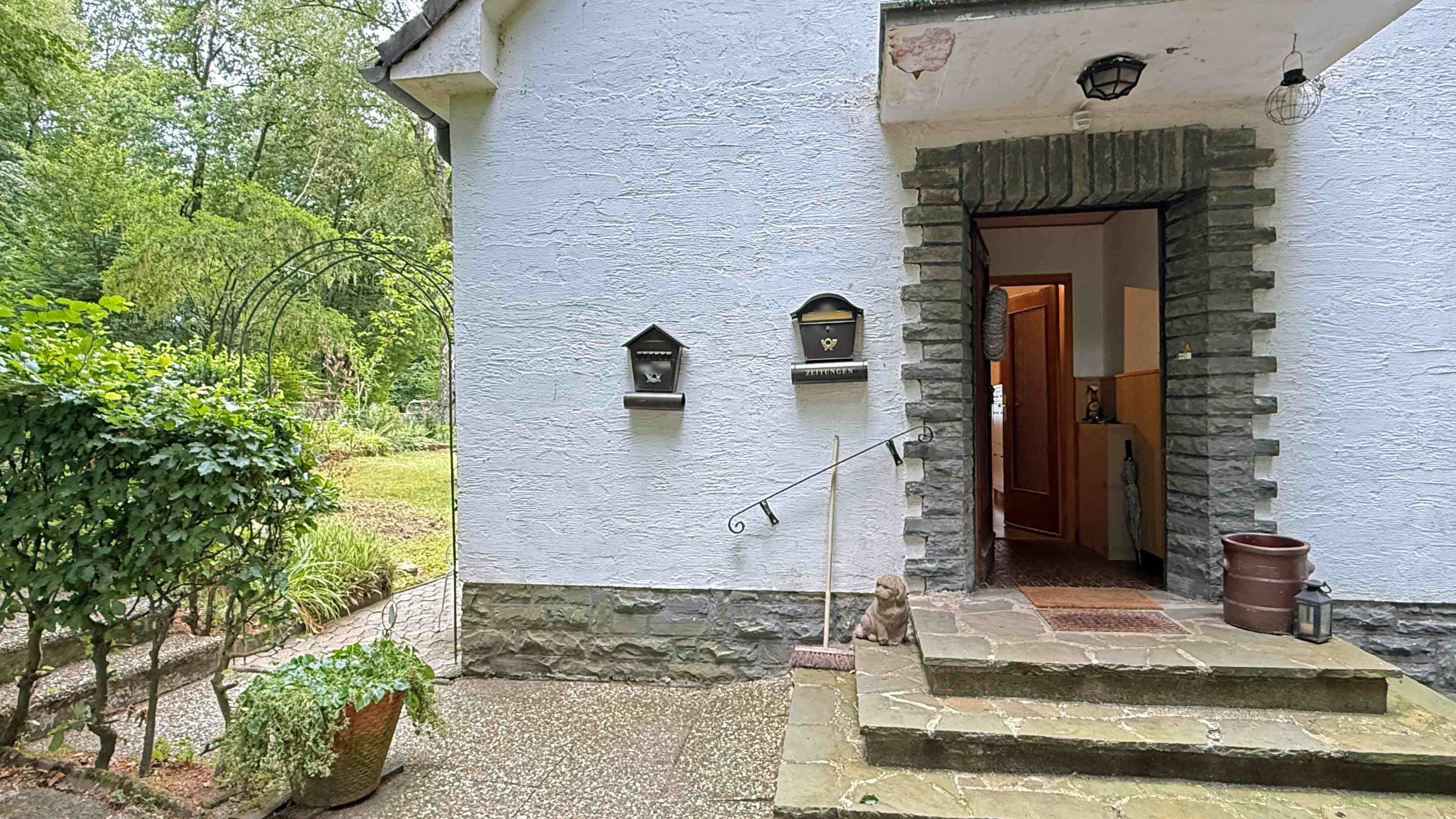 Reichshof-Sterzenbach: Ein- bis Zweifamilienhaus mit zwei Fischteichen, Eingang zur Wohnung im EG (78  m²) 